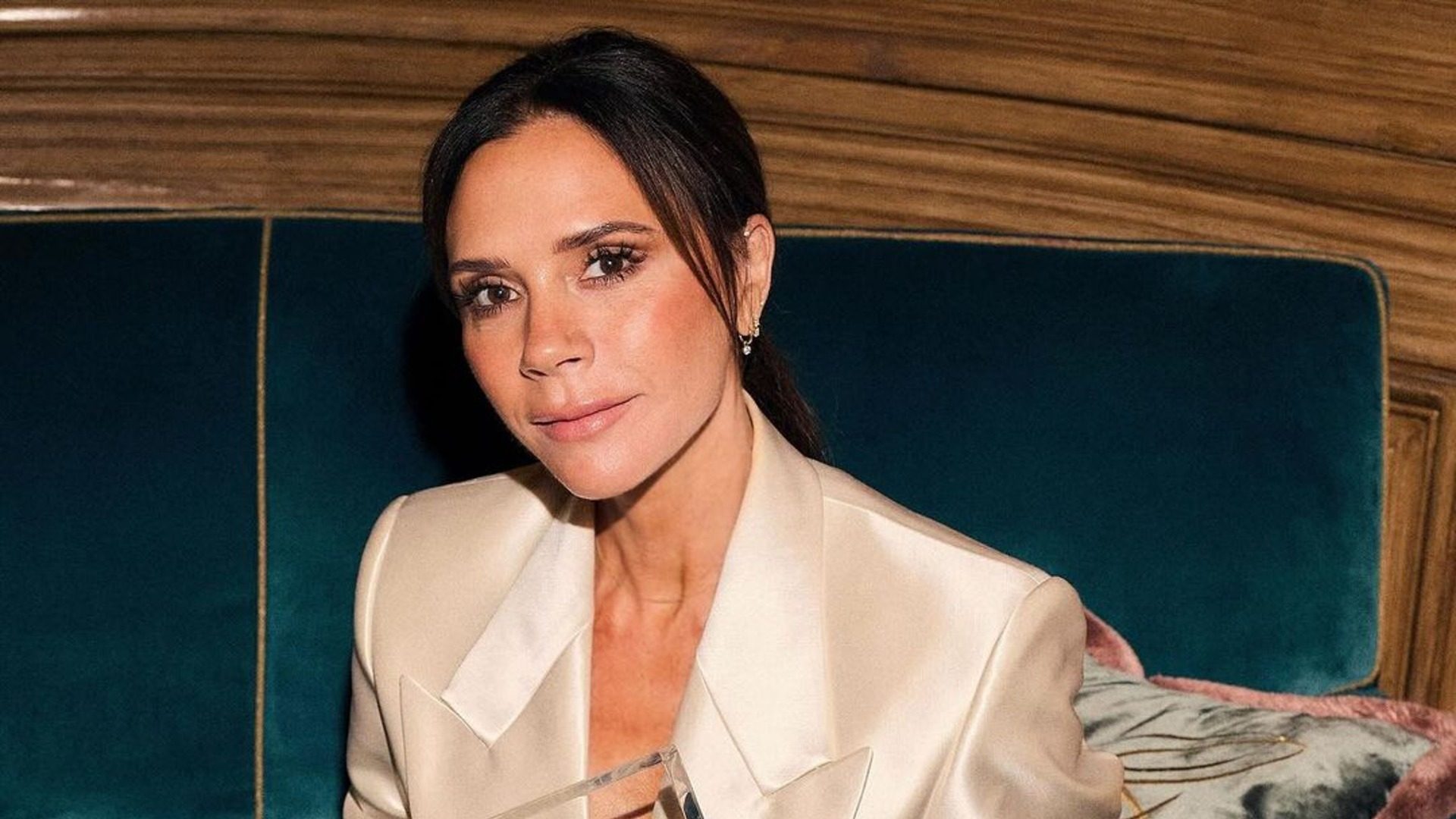 Victoria Beckham: Αυτό είναι το κόλπο για να μην «σπάει» το concealer κάτω από τα μάτια της 3