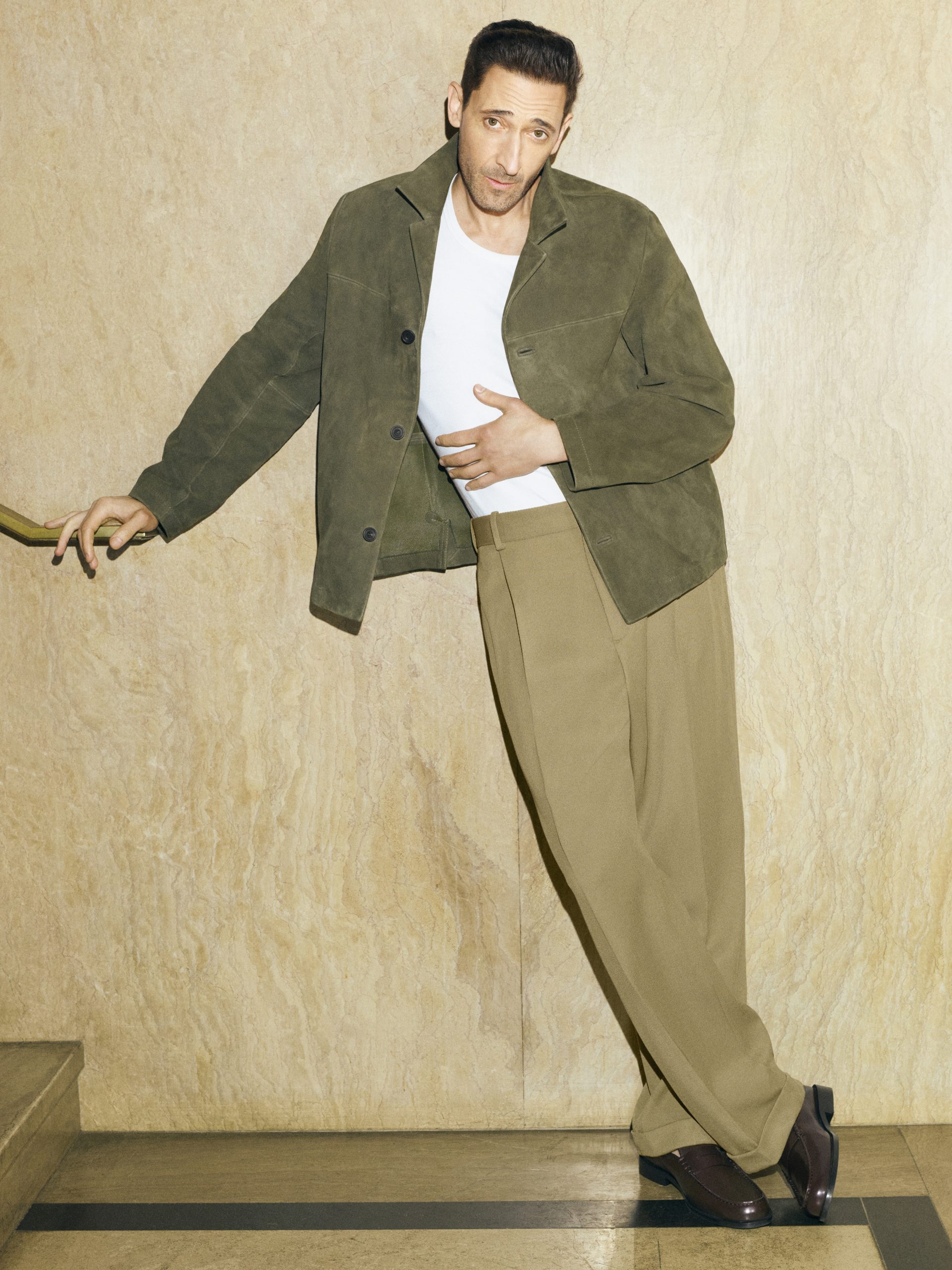 Η COS αποκαλύπτει τη νέα S/S 2025 καμπάνια με πρωταγωνιστή τον Adrien Brody 4