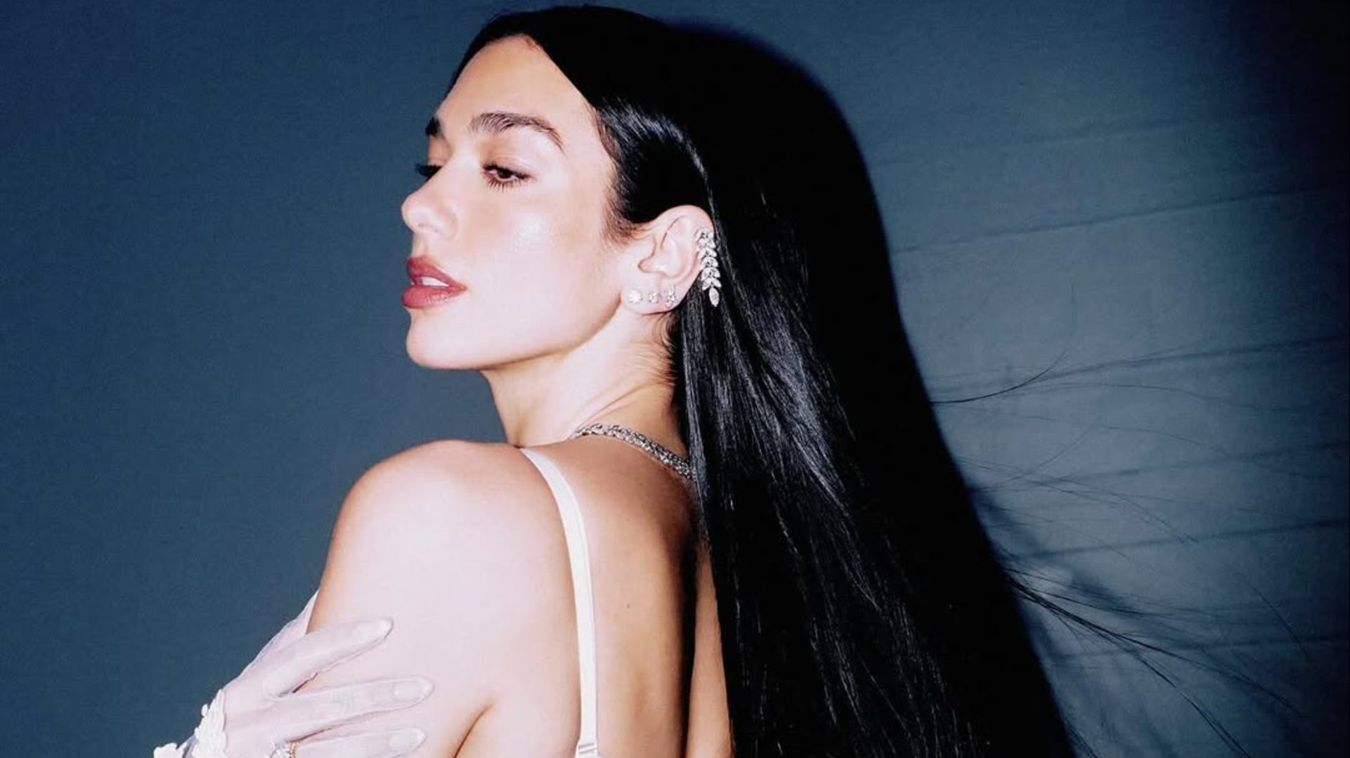 Dua Lipa: Το νέο γαλλικό μανικιούρ της είναι τέλειο για την άνοιξη 1