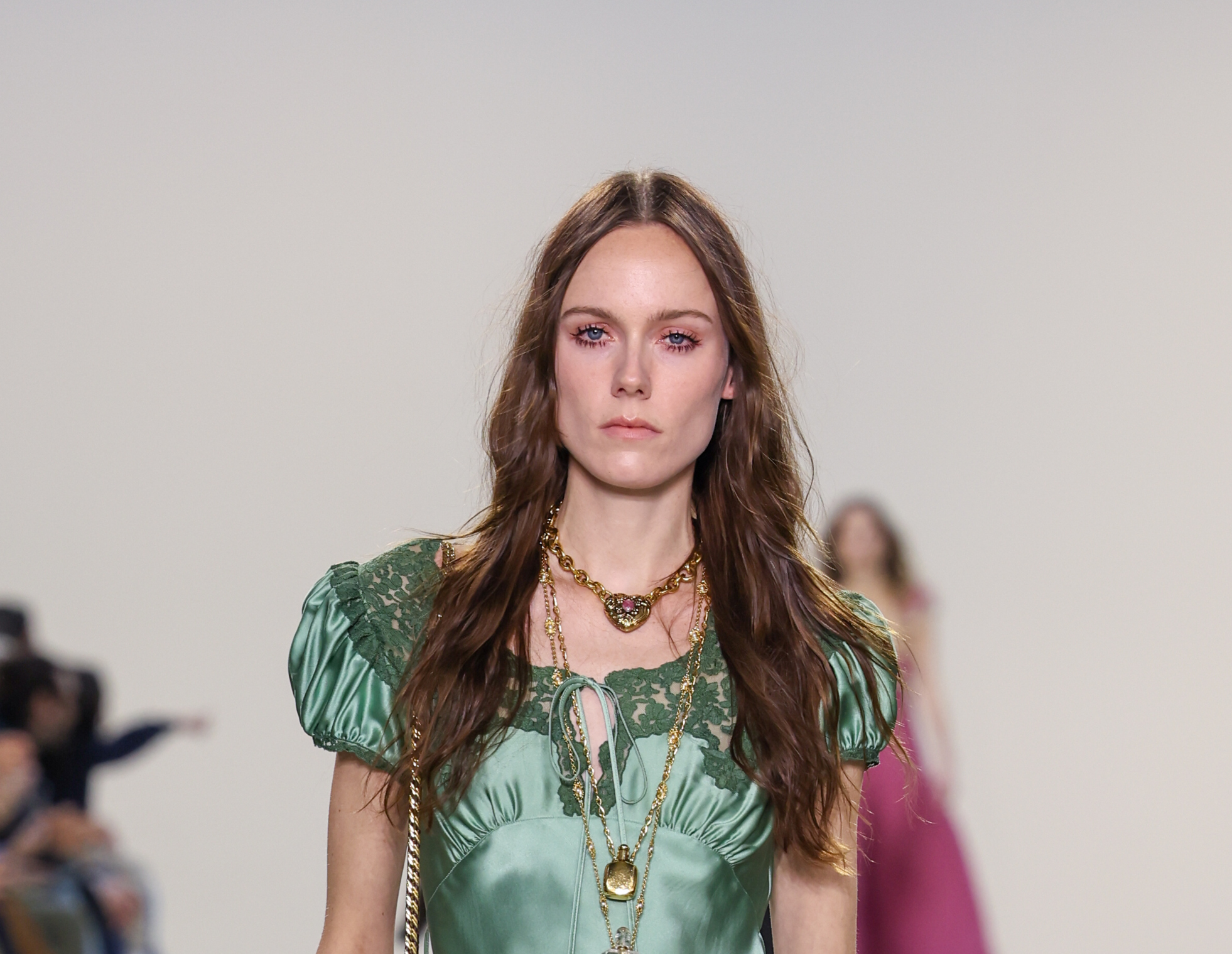 Chloe: Boho vibes, έντονο βλέμμα και ανάλαφρα χτενίσματα πρωταγωνιστούν στο catwalk 4