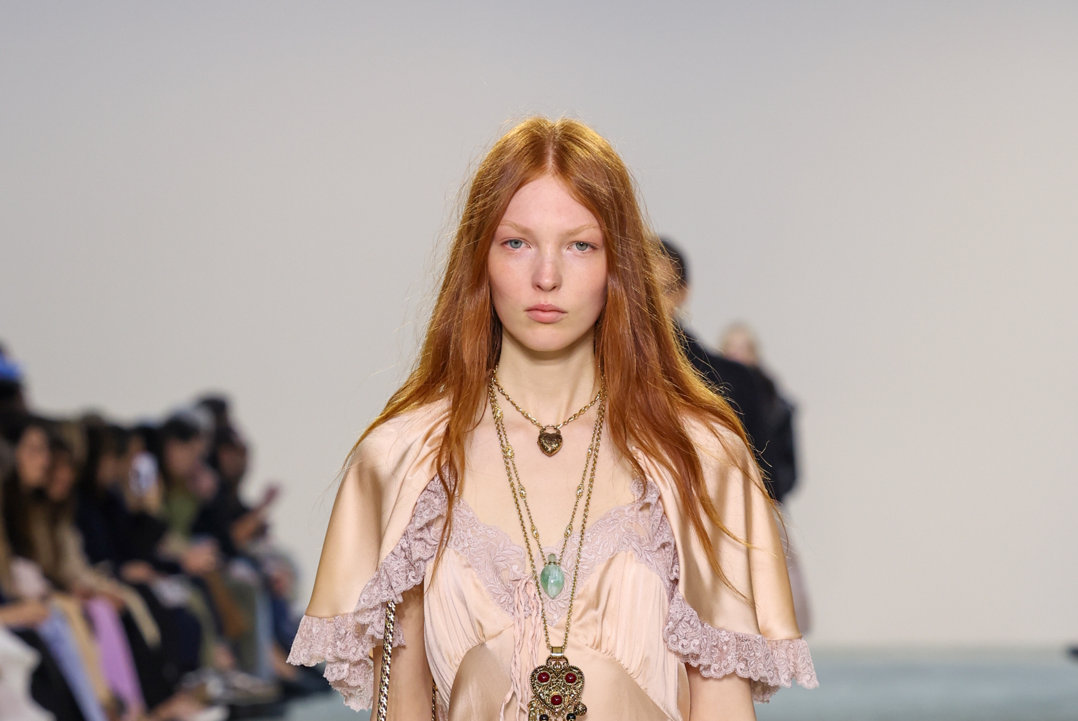 Chloe: Boho vibes, έντονο βλέμμα και ανάλαφρα χτενίσματα πρωταγωνιστούν στο catwalk 6