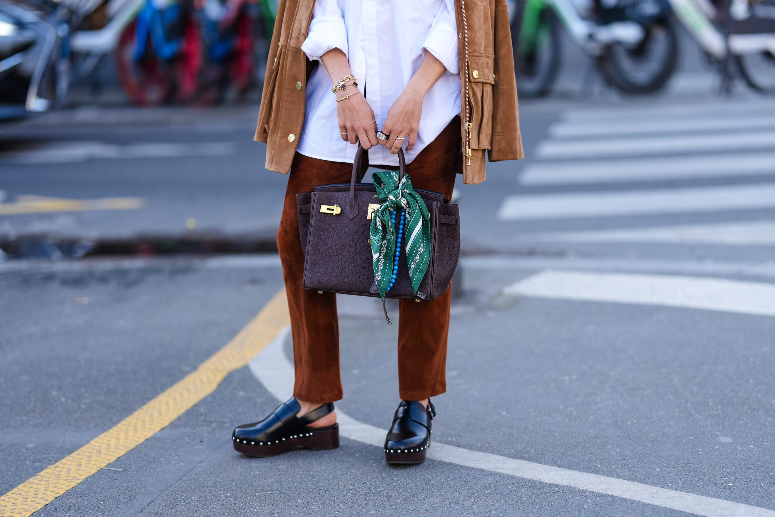 Clogs: Πώς να τα φορέσετε σαν fashion editor αυτή την άνοιξη – Plus τα ωραιότερα 1