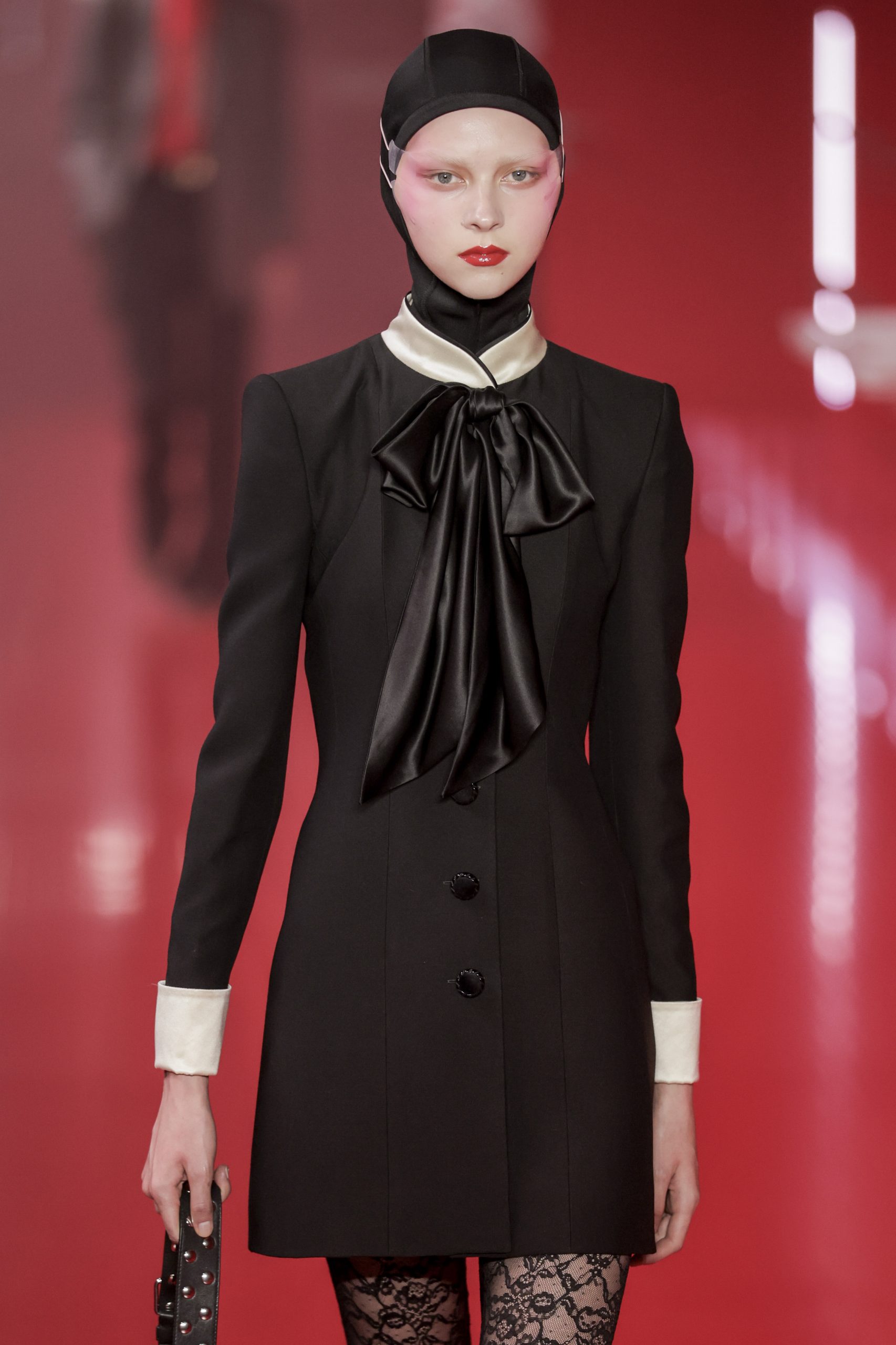 Valentino: To έντονο ρουζ έκανε τη διαφορά στο μακιγιάζ στο τελευταίο show του 4