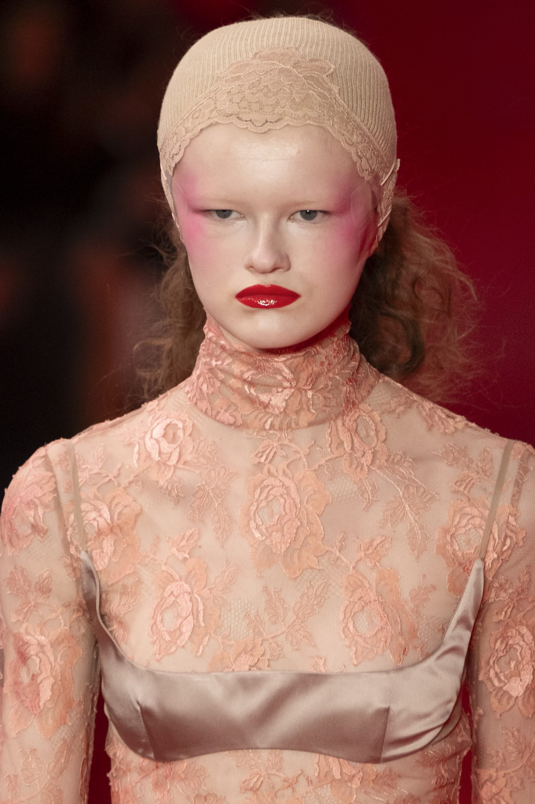 Valentino: To έντονο ρουζ έκανε τη διαφορά στο μακιγιάζ στο τελευταίο show του 3