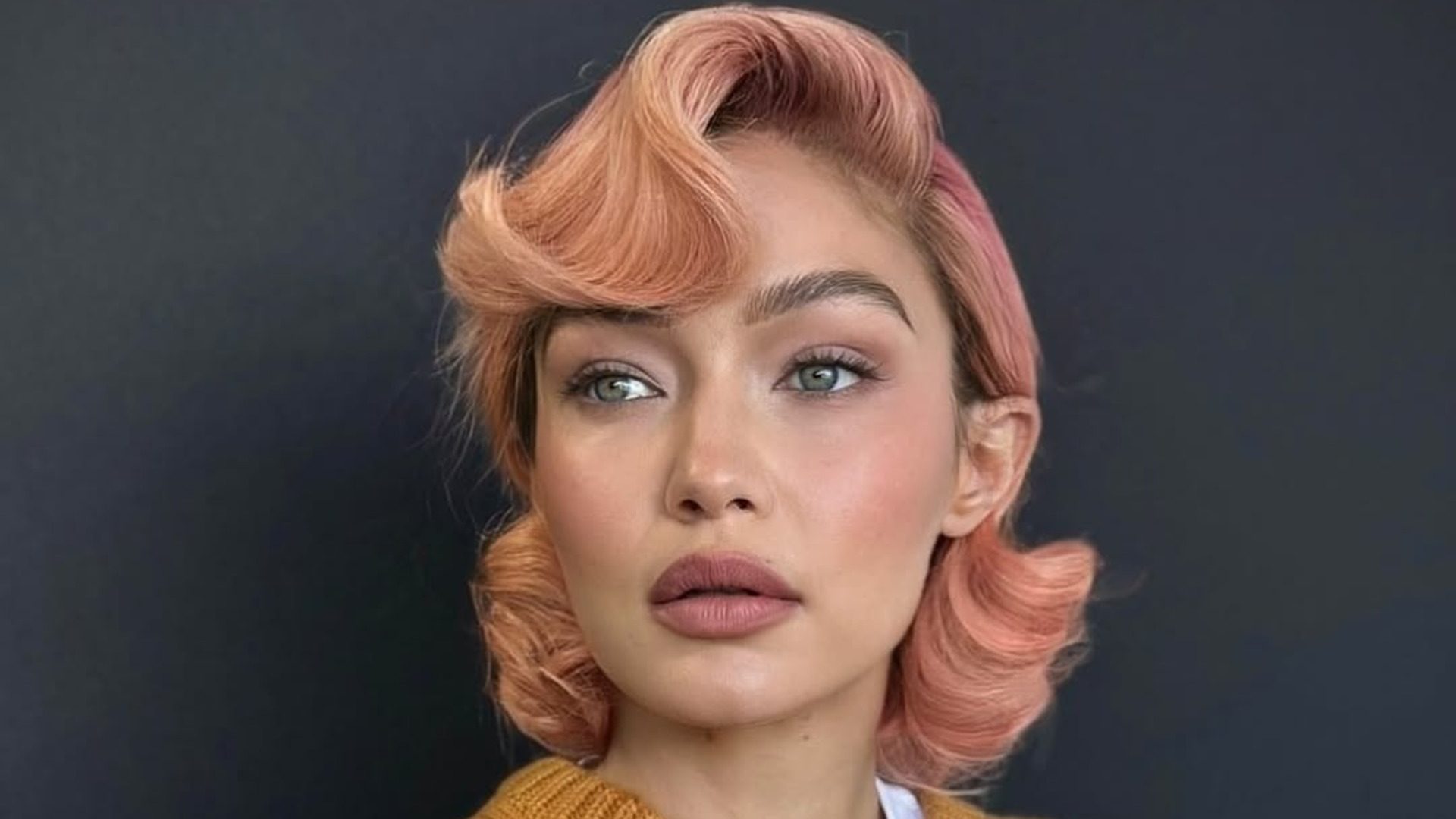 Gigi Hadid: Τα ροζ μαλλιά της είναι η τέλεια ιδέα για την άνοιξη και ο Δημήτρης Γιαννέτος έκανε πάλι το θαύμα του 1