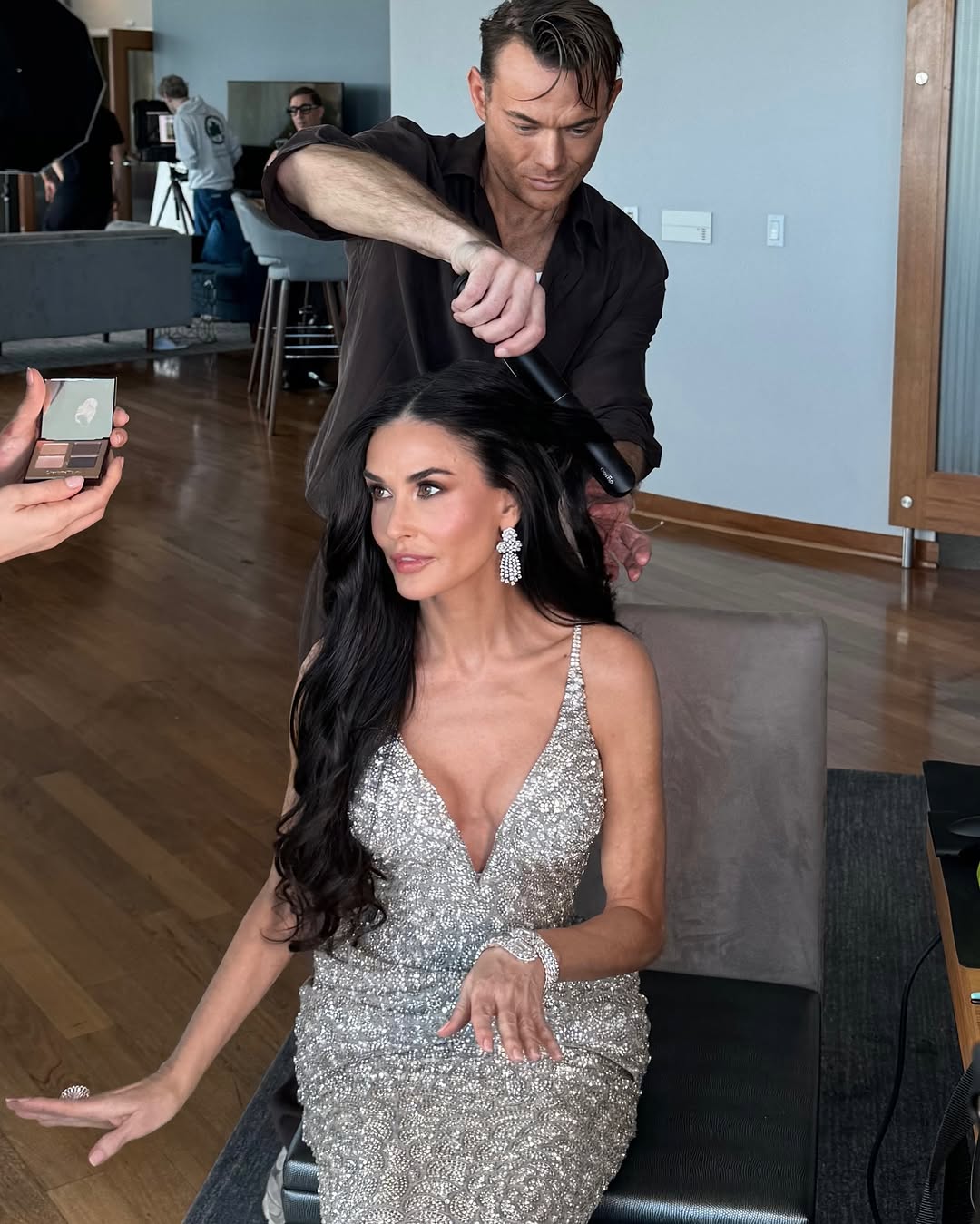 O Δημήτρης Γιαννέτος επιμελήθηκε το χτένισμα της Demi Moore για τη λαμπερή βραδιά των Oscars 3