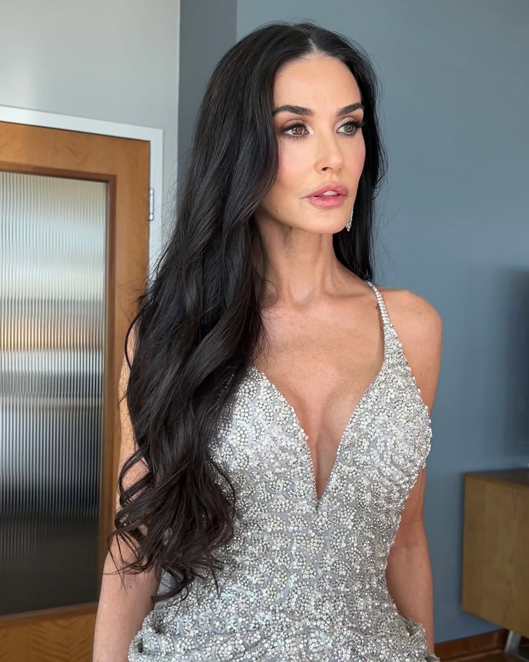 O Δημήτρης Γιαννέτος επιμελήθηκε το χτένισμα της Demi Moore για τη λαμπερή βραδιά των Oscars 5