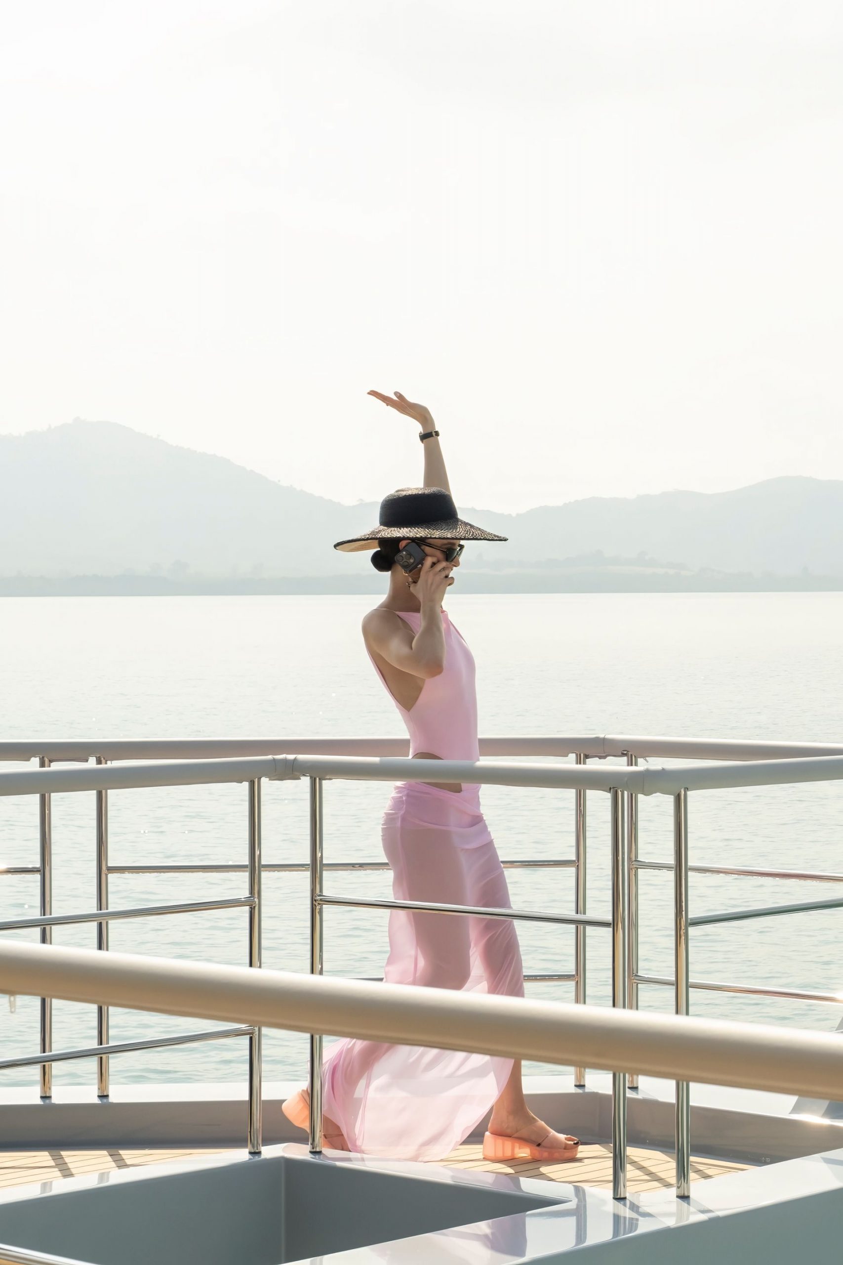 Όλοι μιλούν για αυτή την εμφάνιση της Chloe του The White Lotus με Jacquemus 3