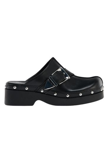 Clogs: Πώς να τα φορέσετε σαν fashion editor αυτή την άνοιξη – Plus τα ωραιότερα 4