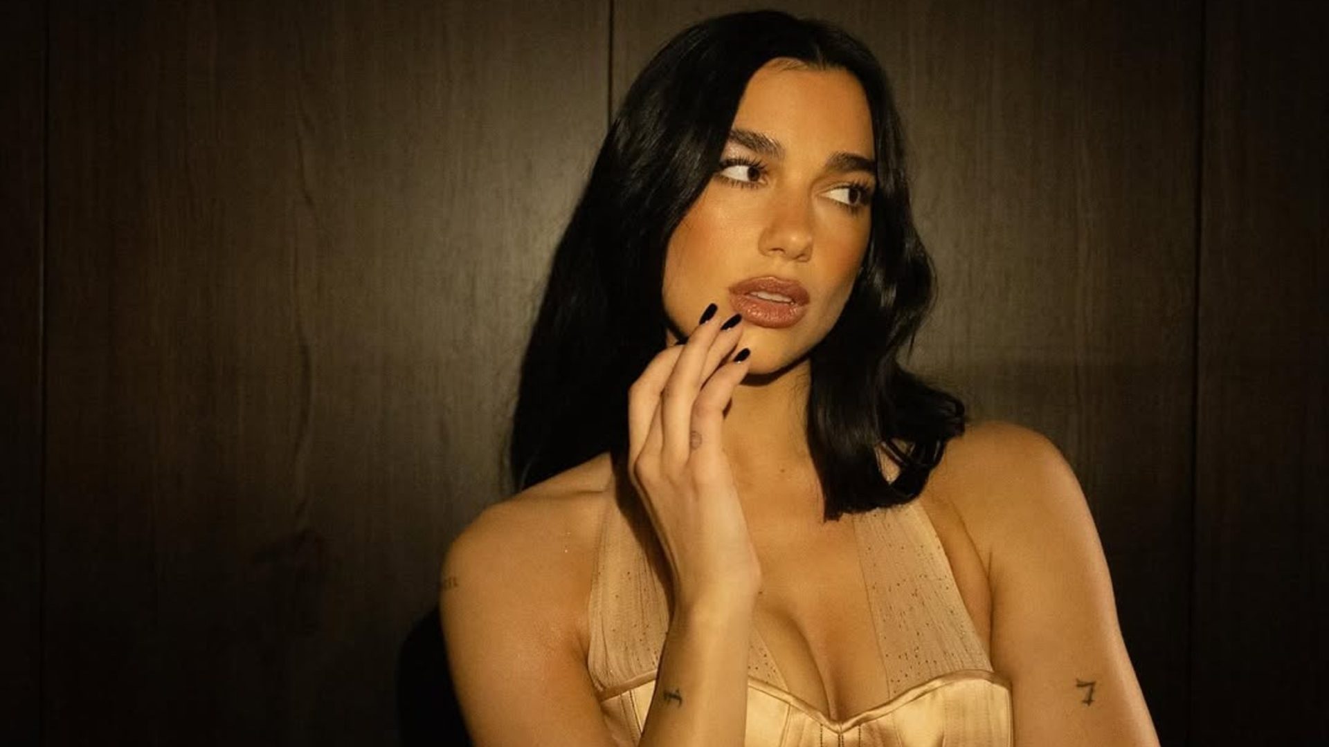 Το μαύρο mani της Dua Lipa είναι sexy και ανατρεπτικό 1