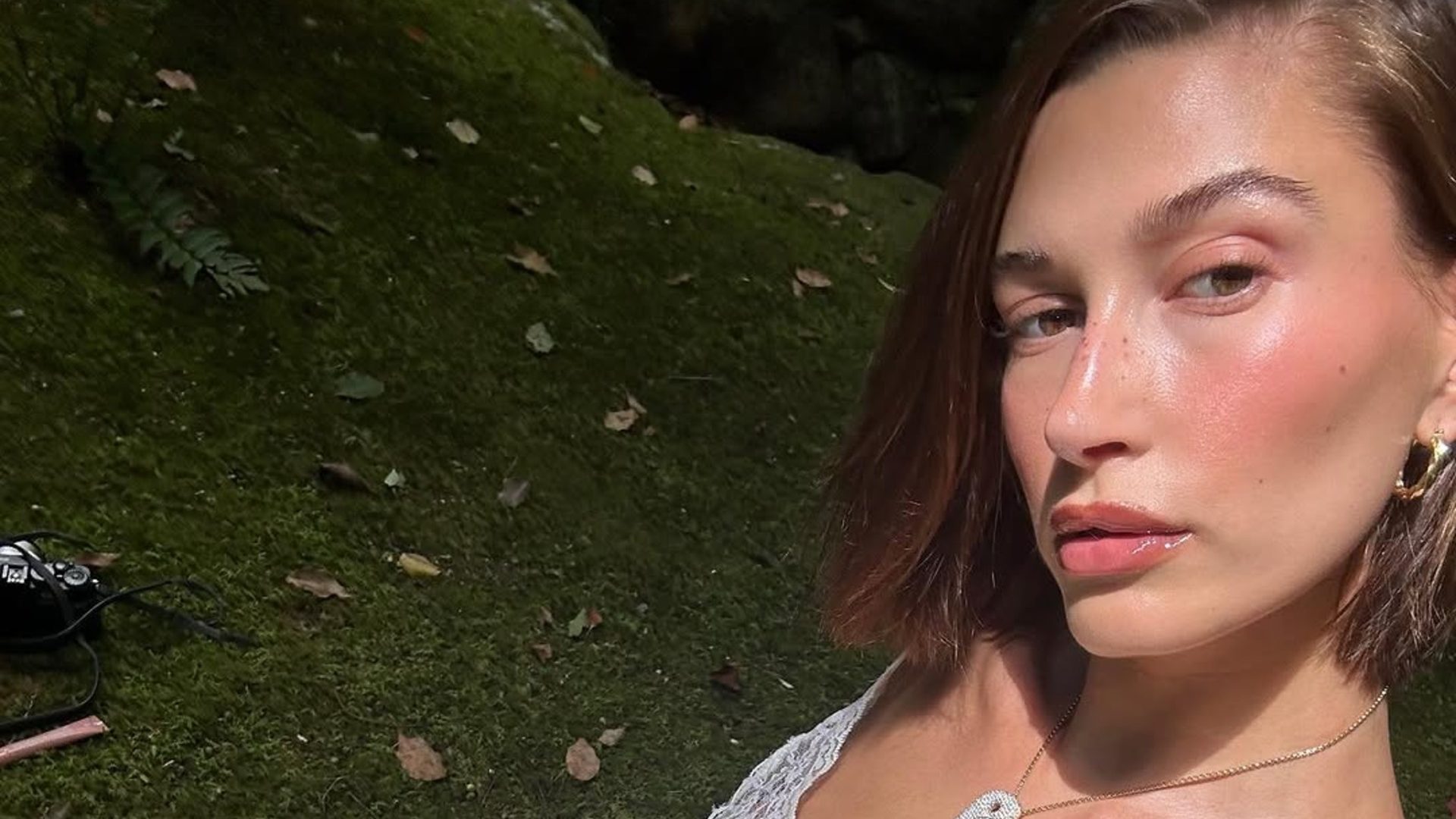 Η Hailey Bieber έκανε τις αποχρώσεις των μούρων τεράστια τάση στο μακιγιάζ της άνοιξης 1