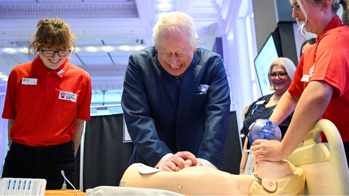 O βασιλιάς Κάρολος μπήκε στο νοσοκομείο και πρόσφερε τις πρώτες βοήθειες 1
