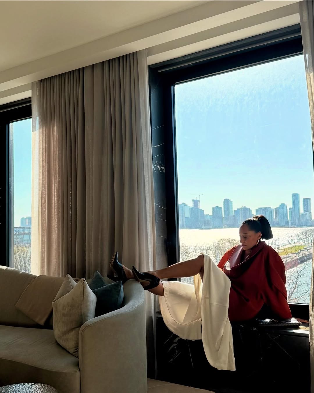 Tracee Ellis Ross: Σε μια σειρά από ακραία stylish looks, τα παπούτσια της κατάφεραν να ξεχωρίσουν 2