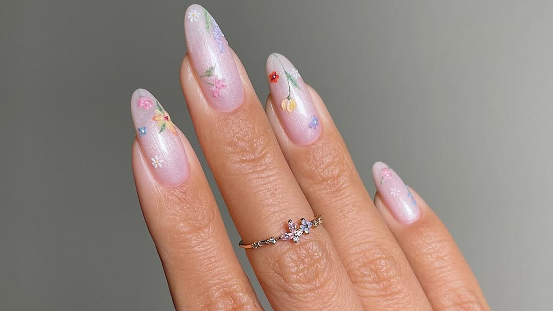 Πασχαλινό mani: 6 τέλεια χρώματα και σχέδια που εντυπωσιάζουν 1