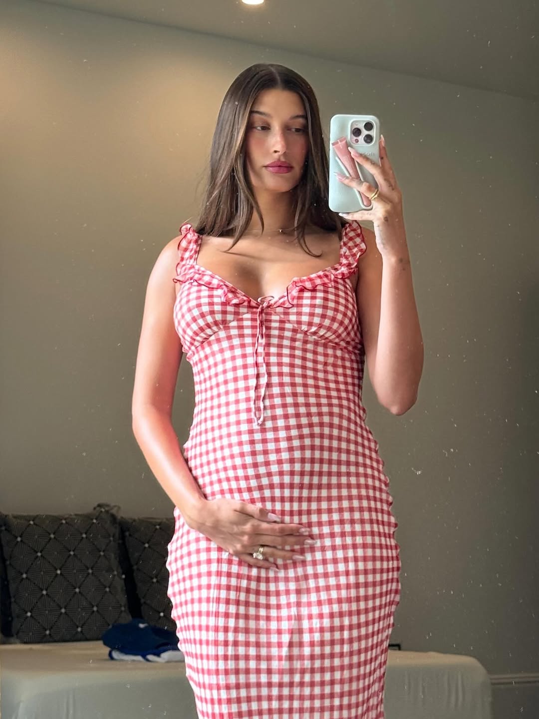 Hailey Bieber: Μοιράστηκε μια τρυφερή στιγμή με τον γιο της, Jack για το Πάσχα 4