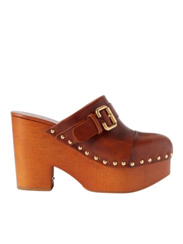 Clogs: Πώς να τα φορέσετε σαν fashion editor αυτή την άνοιξη – Plus τα ωραιότερα 5