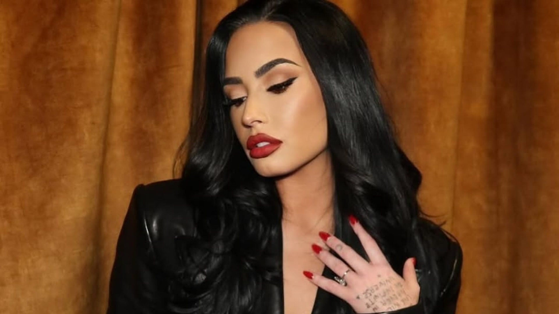 Η Demi Lovato έκανε το πιο «λαχταριστό» mani της άνοιξης 1