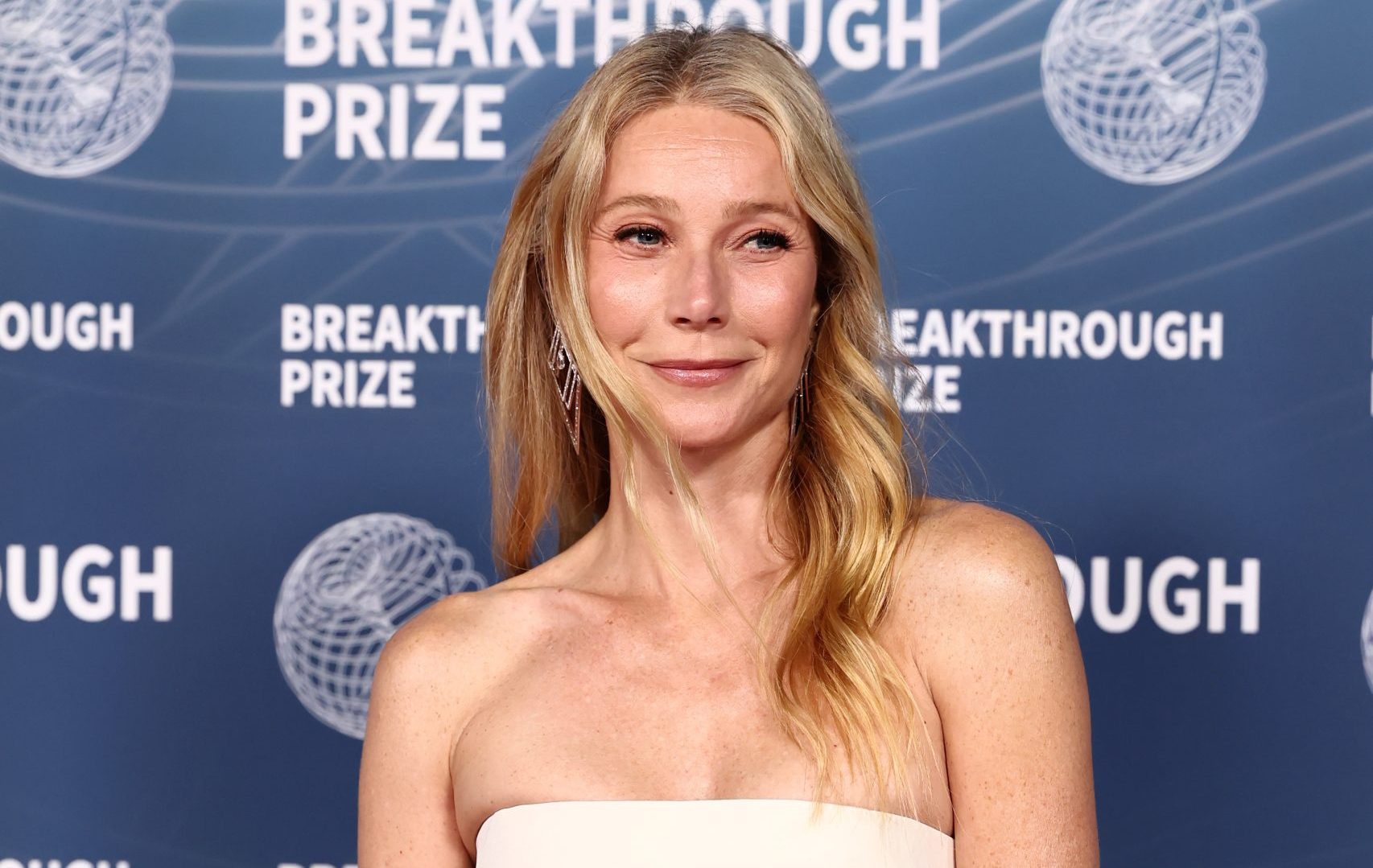 Gwyneth Paltrow: Υιοθέτησε την πιο κομψή απόχρωση του ροζ στα νύχια της και θα τη δοκιμάσουμε κι εμείς 1