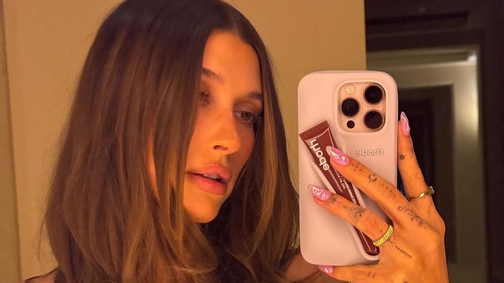 Hailey Bieber: Εμφανίστηκε στο Coachella με απίθανα glazed nails 1