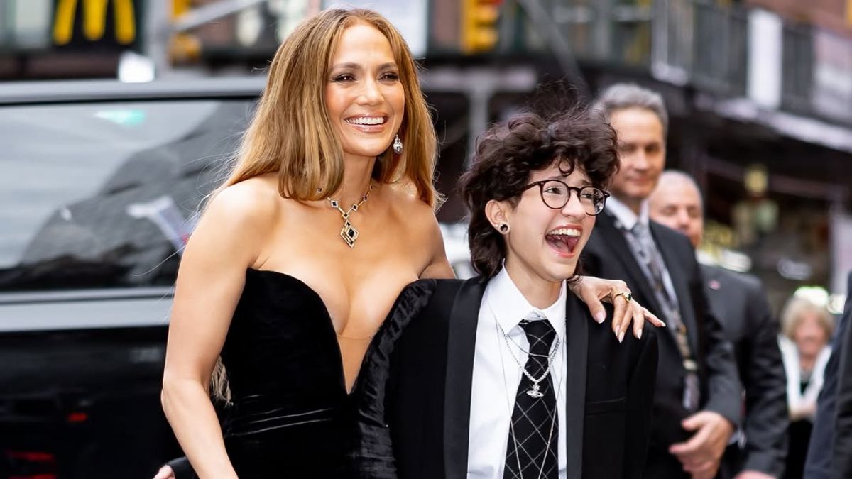 Jennifer Lopez: Η νέα λαμπερή εμφάνιση με τη non binary κόρη της στην πρεμιέρα του George Clooney 1