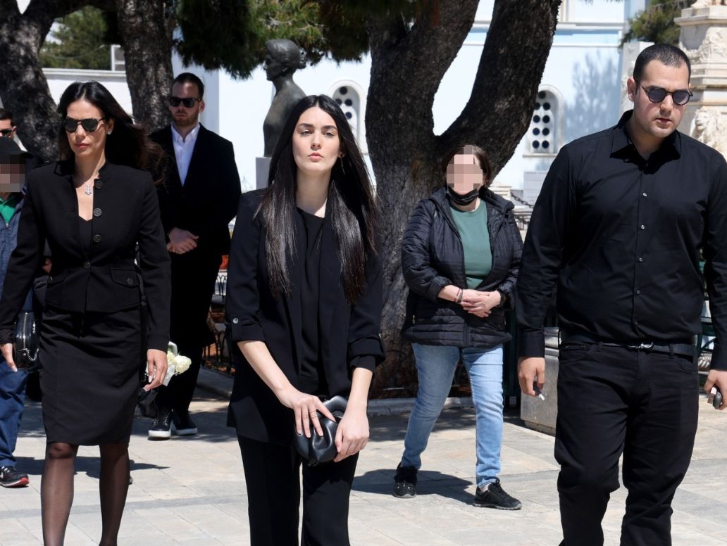 Ένα μνημόσυνο + πολλές αναίσθητες ερωτήσεις 1