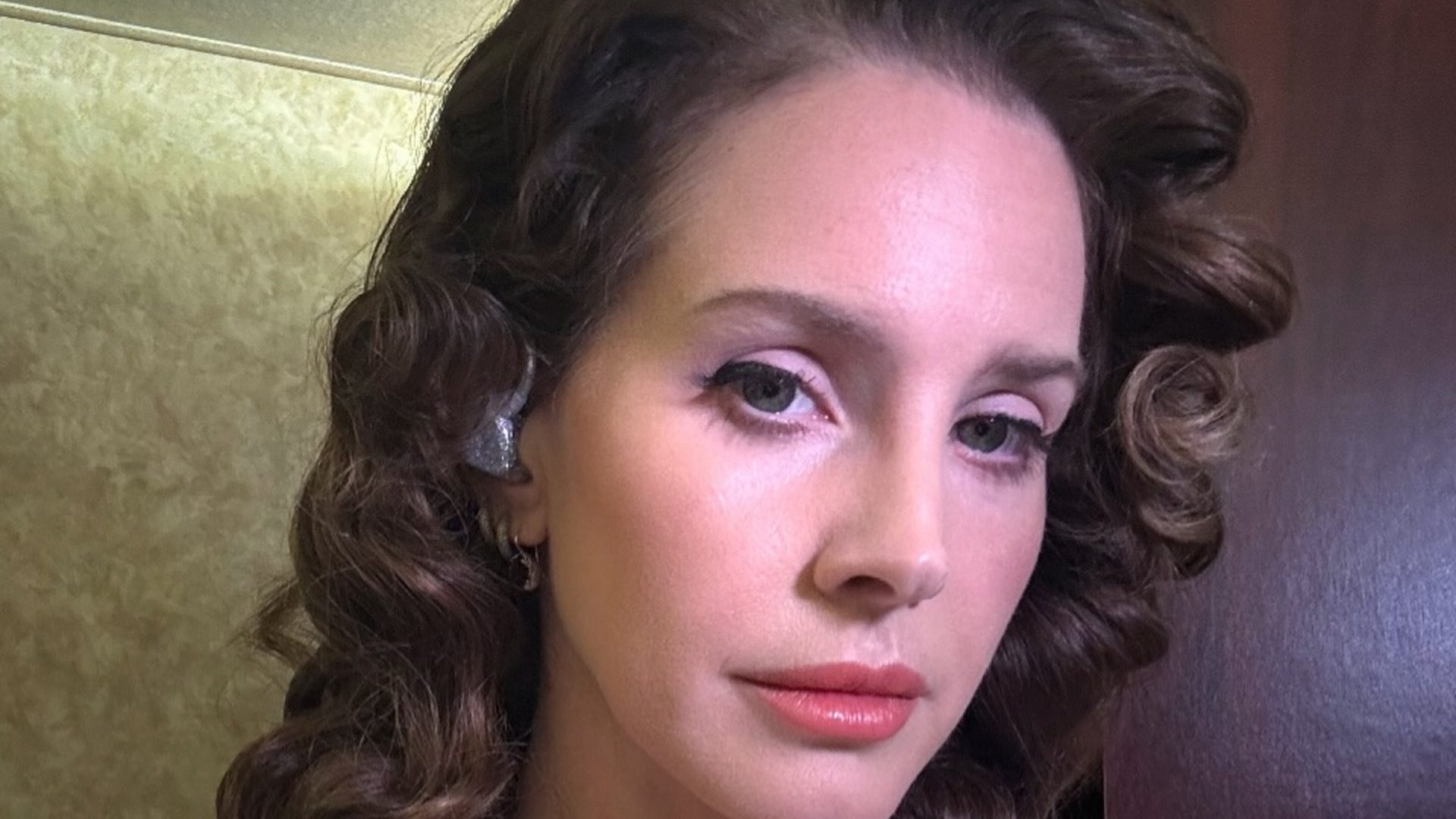 Η Lana Del Rey άλλαξε το χρώμα των μαλλιών της κι έχουμε όλες τις λεπτομέρειες 1