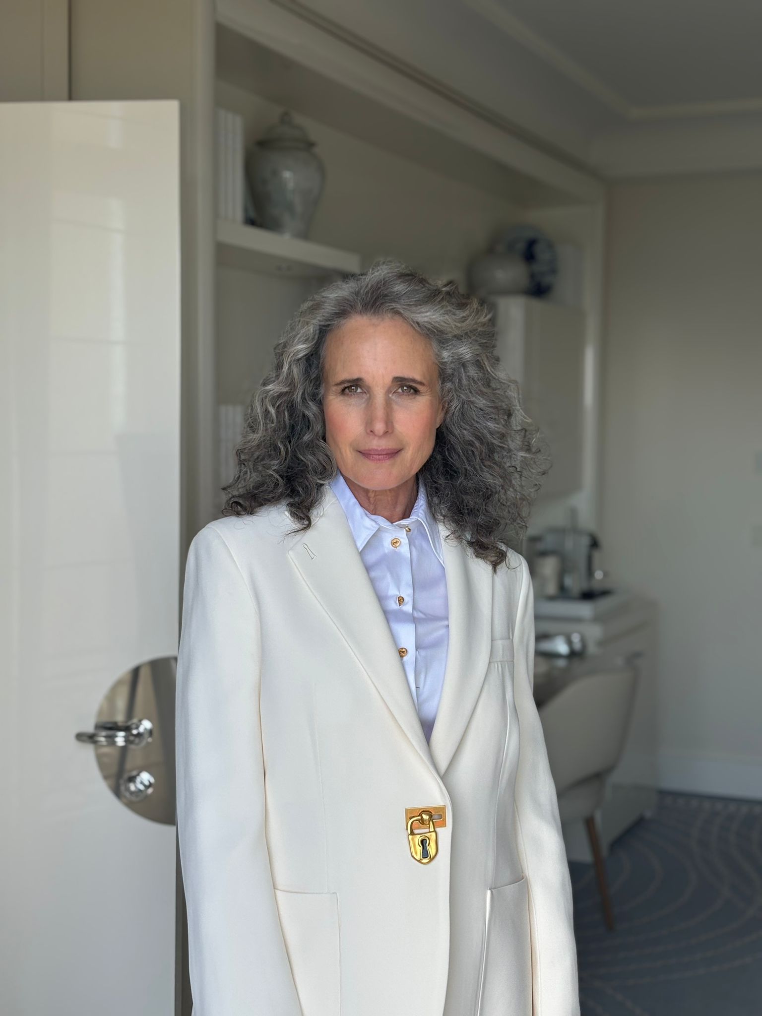 Andie MacDowell: Την ώρα που οι άλλες «μονομαχούν» για την πιο θεαματική ουρά, εκείνη σάρωσε με κοστούμι στις Κάννες 4