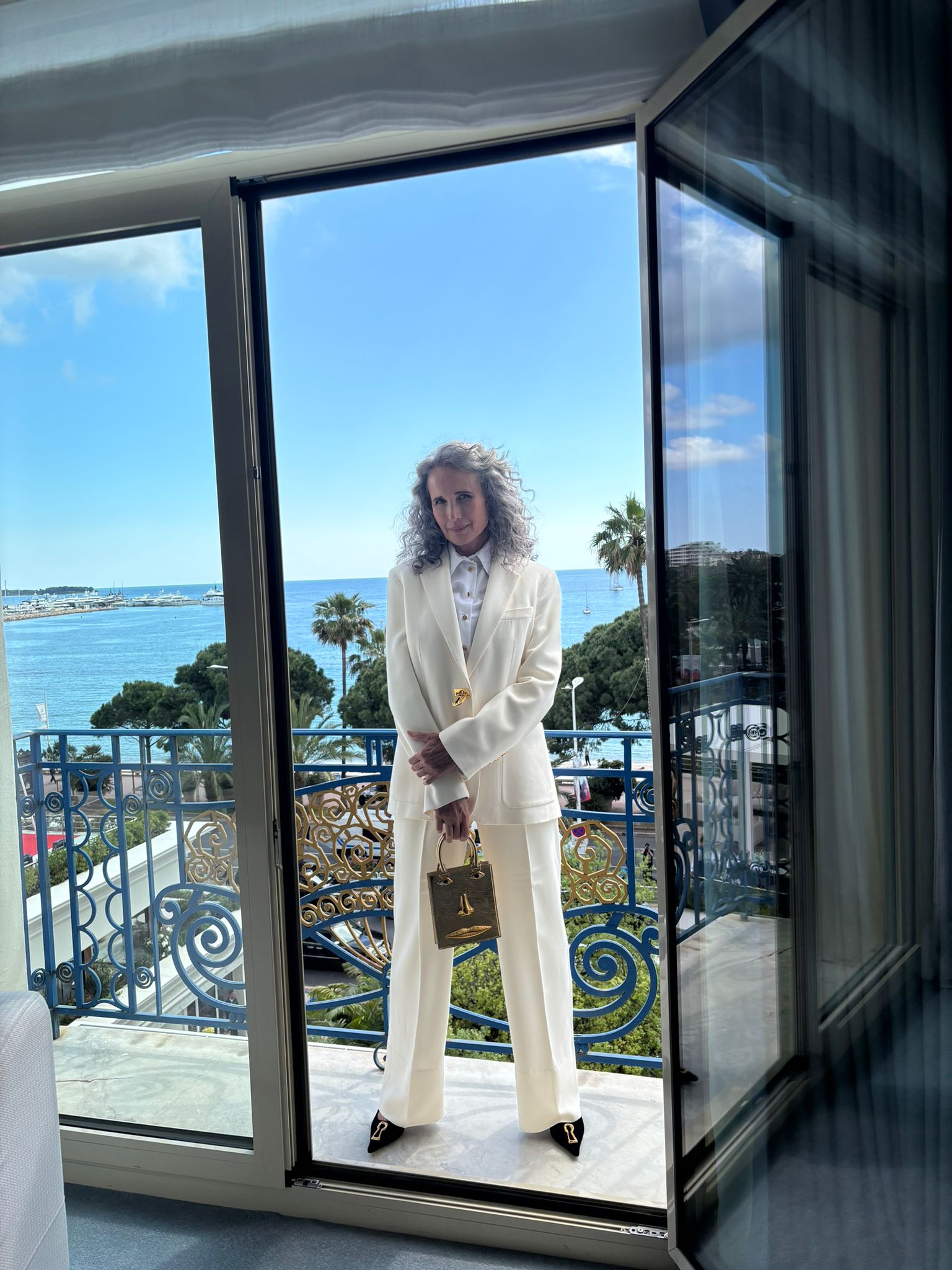 Andie MacDowell: Την ώρα που οι άλλες «μονομαχούν» για την πιο θεαματική ουρά, εκείνη σάρωσε με κοστούμι στις Κάννες 3