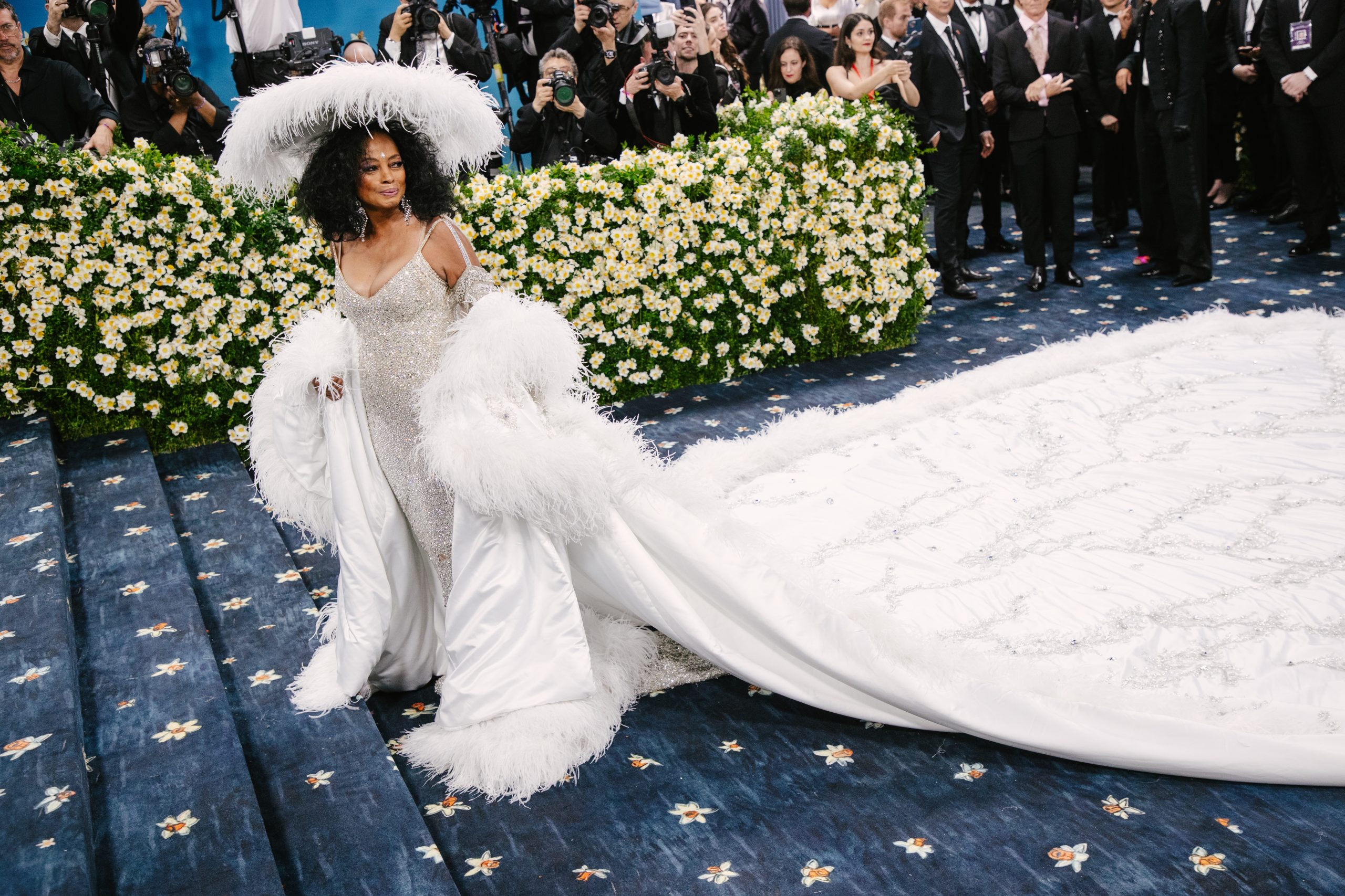 Diana Ross: Η ανεπανάληπτη diva επέστρεψε στο Met Gala 22 χρόνια μετά κι έγραψε ιστορία με το look της 1