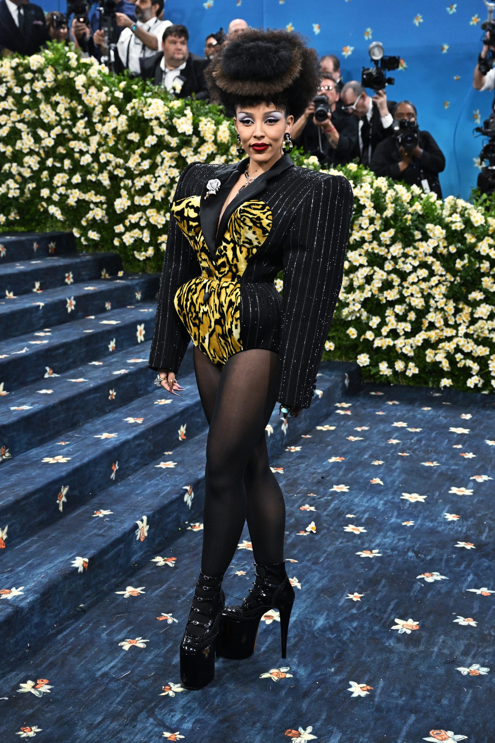 Met Gala 2025: Μπλε χαλί, νάρκισσοι και θριαμβευτικές εμφανίσεις – Τρίτη φορά έγκυος η Rihanna 14