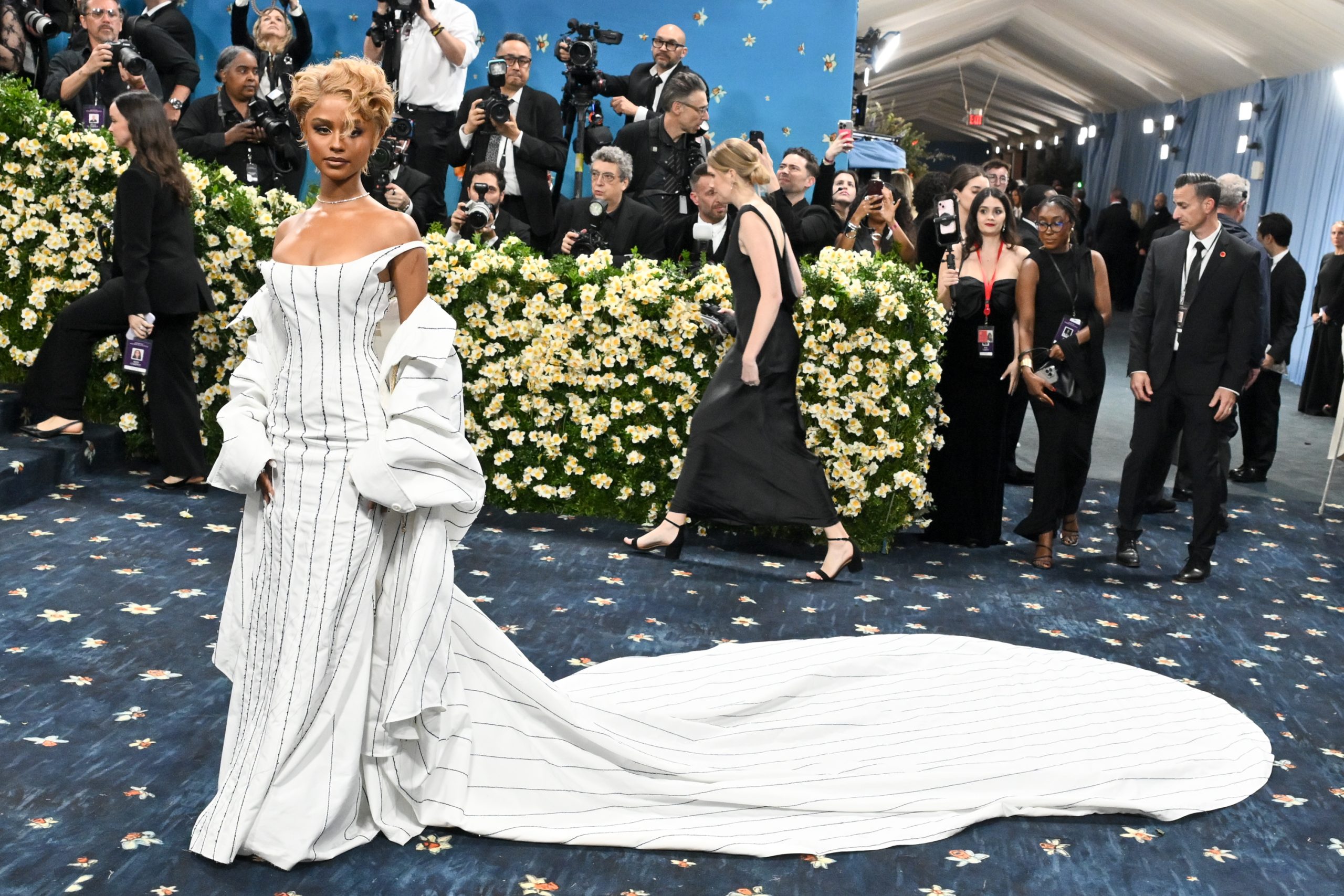 Met Gala 2025: Μπλε χαλί, νάρκισσοι και θριαμβευτικές εμφανίσεις – Τρίτη φορά έγκυος η Rihanna 11