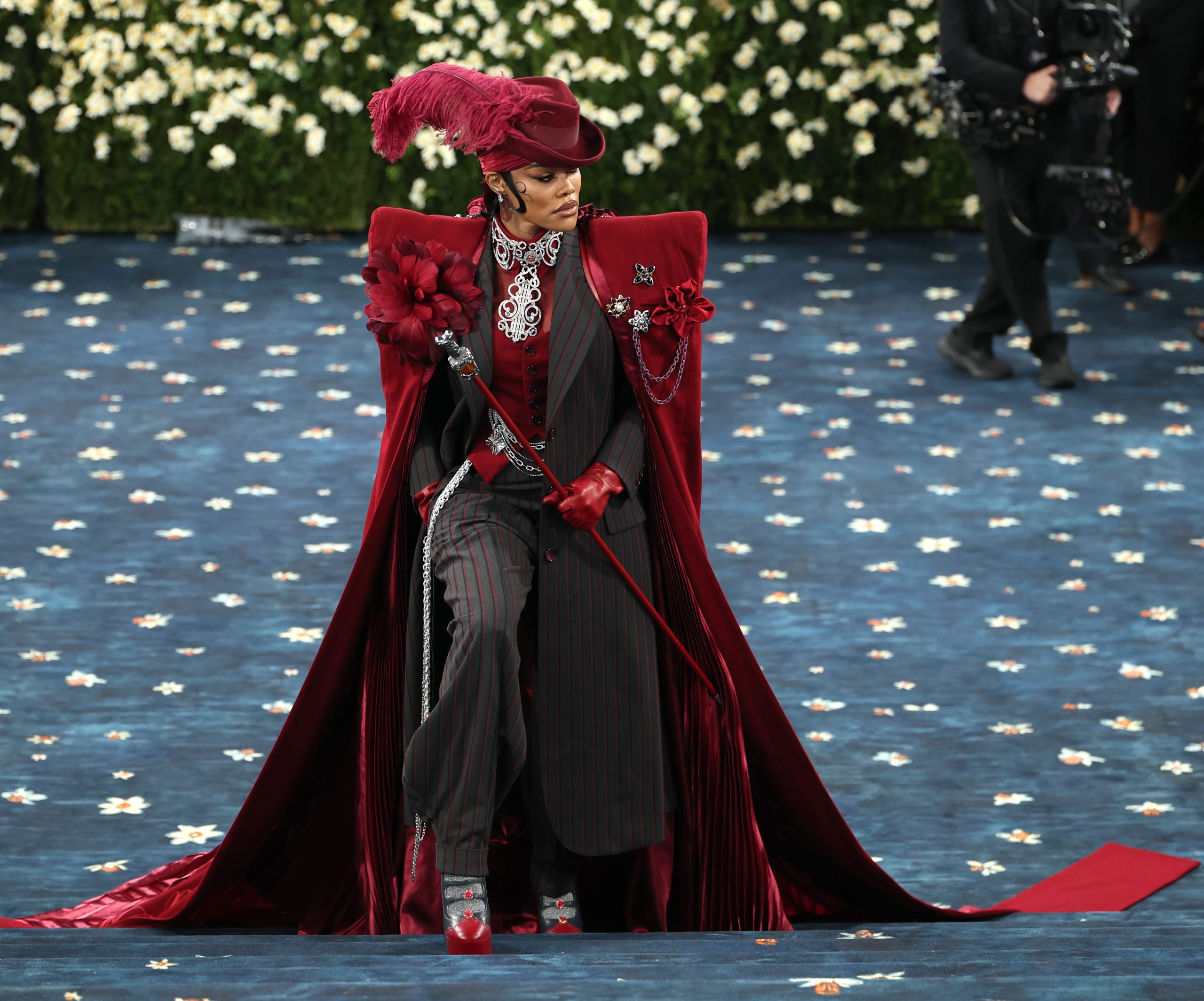 Met Gala 2025: Μπλε χαλί, νάρκισσοι και θριαμβευτικές εμφανίσεις – Τρίτη φορά έγκυος η Rihanna 3