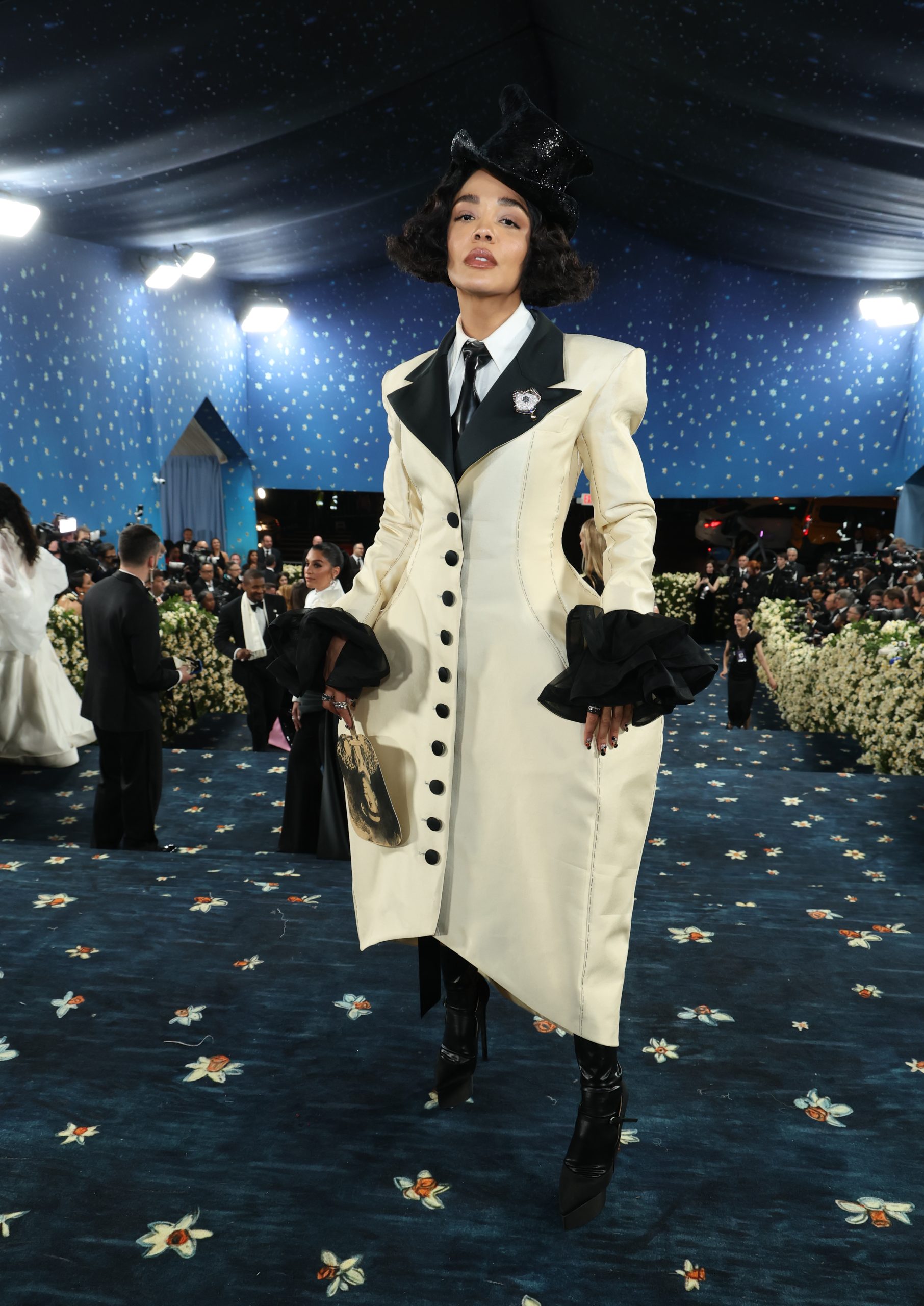 Met Gala 2025: Μπλε χαλί, νάρκισσοι και θριαμβευτικές εμφανίσεις – Τρίτη φορά έγκυος η Rihanna 10