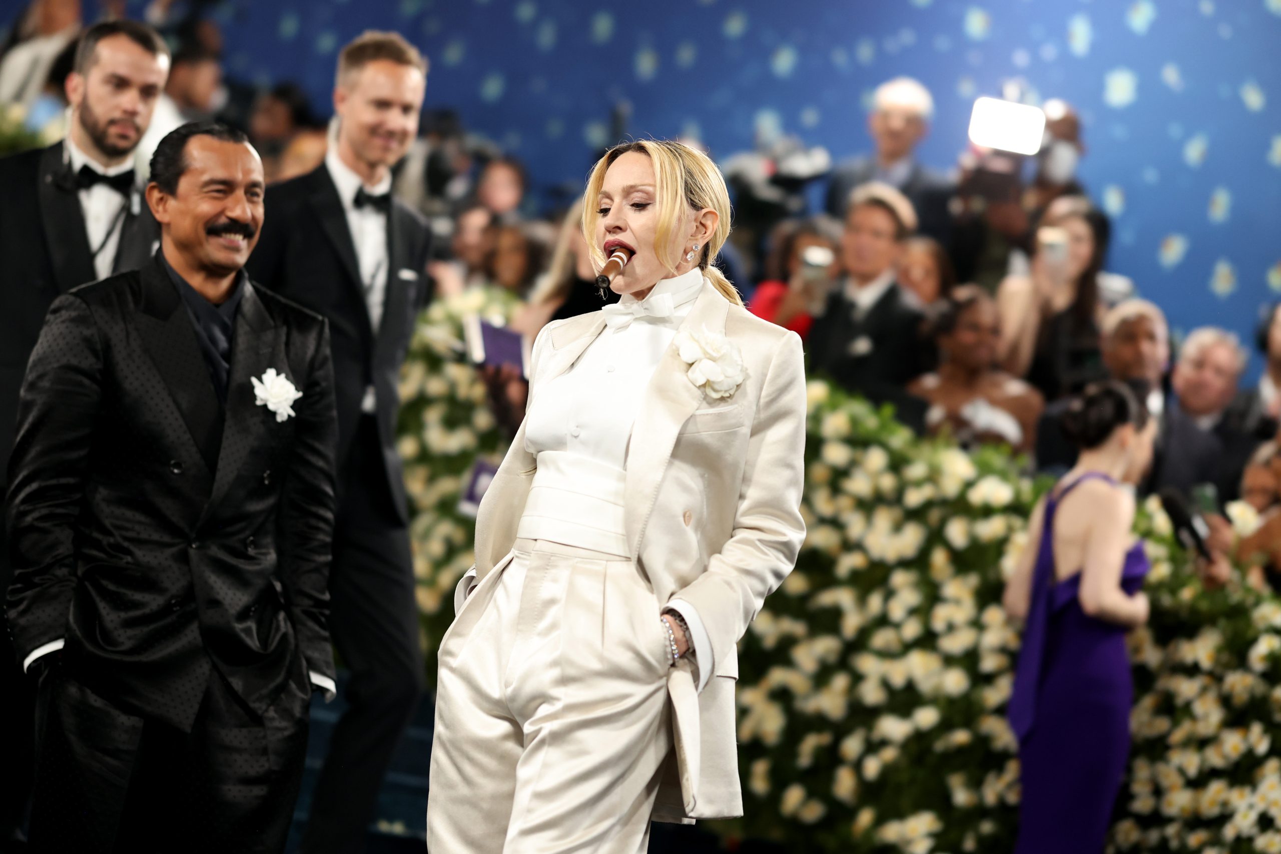 Met Gala 2025: Μπλε χαλί, νάρκισσοι και θριαμβευτικές εμφανίσεις – Τρίτη φορά έγκυος η Rihanna 15