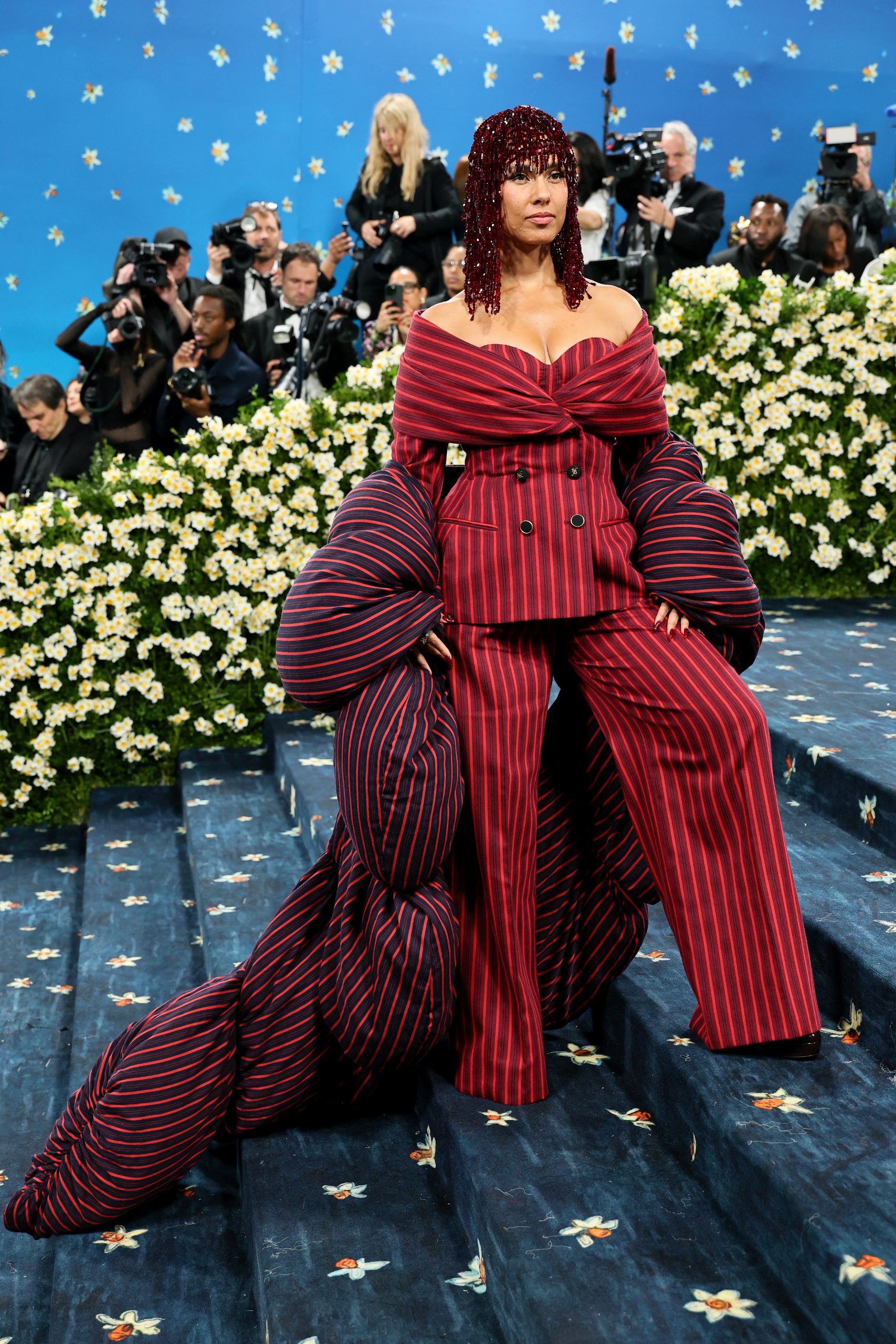 Met Gala 2025: Μπλε χαλί, νάρκισσοι και θριαμβευτικές εμφανίσεις – Τρίτη φορά έγκυος η Rihanna 4