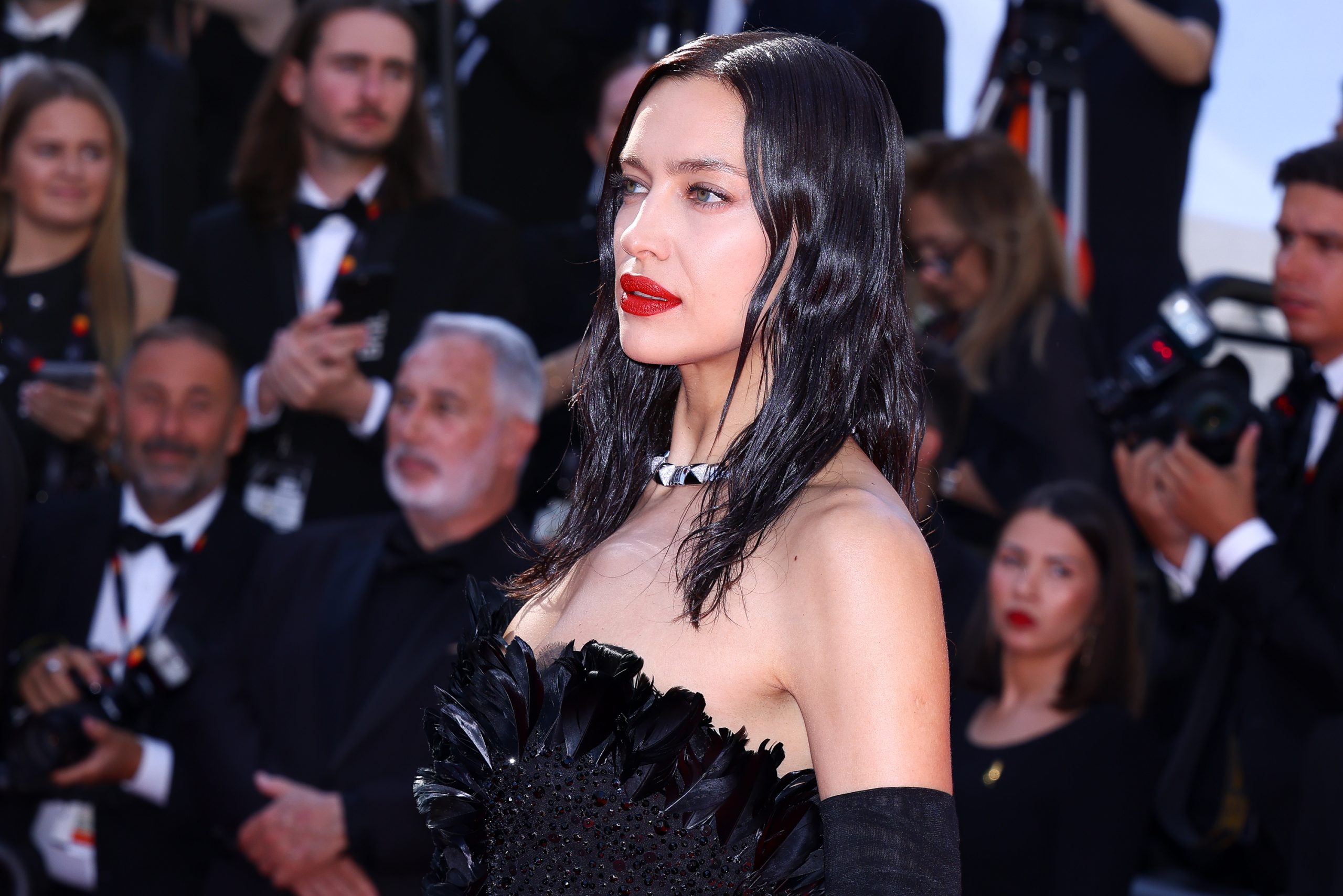 H Irina Shayk με wet look και φλογερό κόκκινο κραγιόν εντυπωσίασε στις Κάννες 3