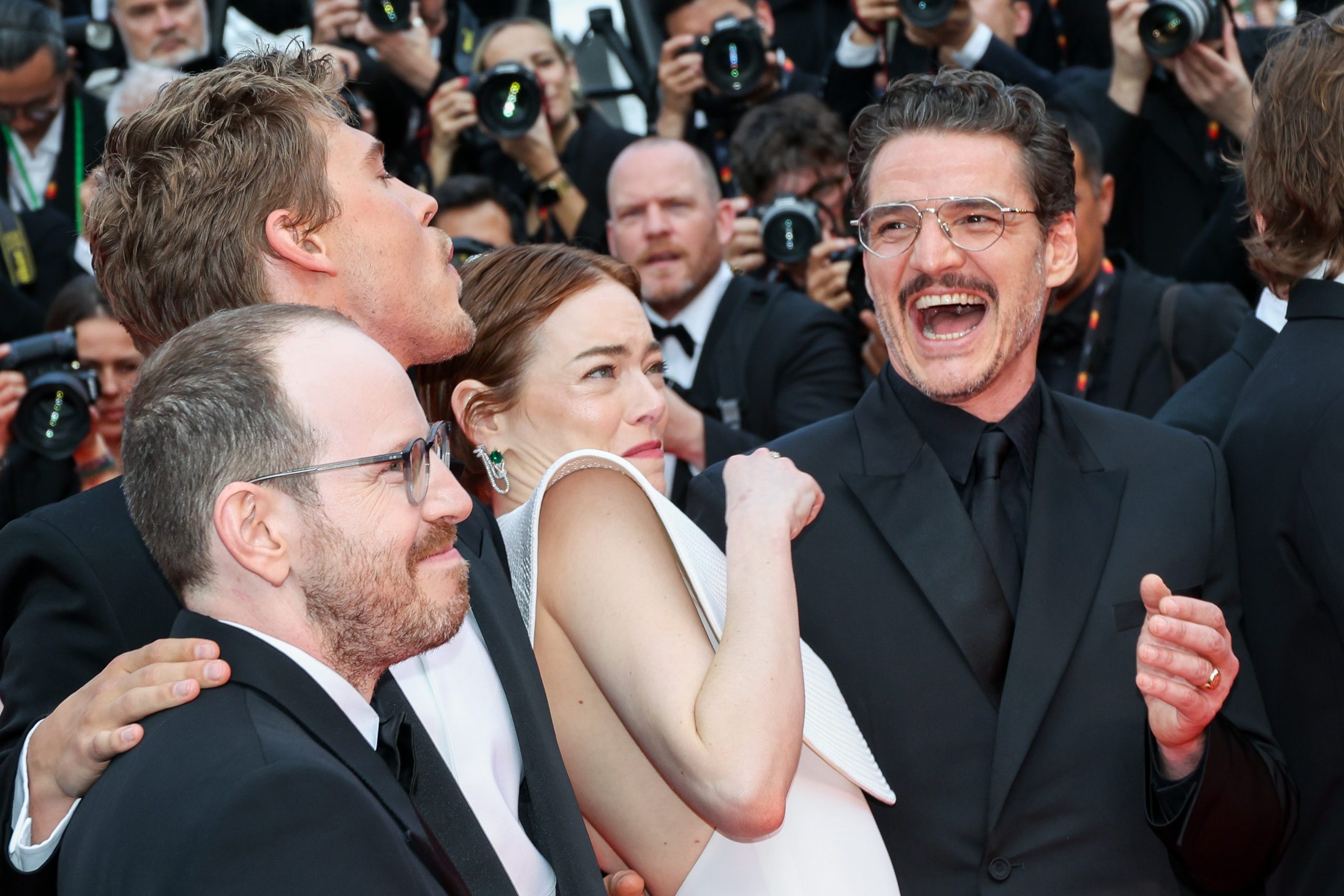 Emma Stone: Η θεαματική εμφάνιση και το απρόοπτο με τη μέλισσα που την έκανε viral στο Φεστιβάλ Καννών 1