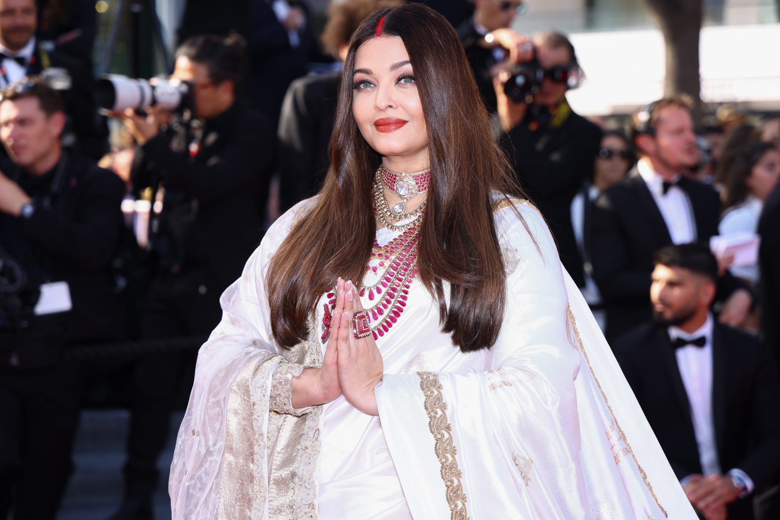 Aishwarya Rai: H σταρ του Bollywood και πρώην Μις Κόσμος πήγε στις Κάννες καλυμμένη με ρουμπίνια – Το μήνυμα πίσω από την εμφάνισή της 1