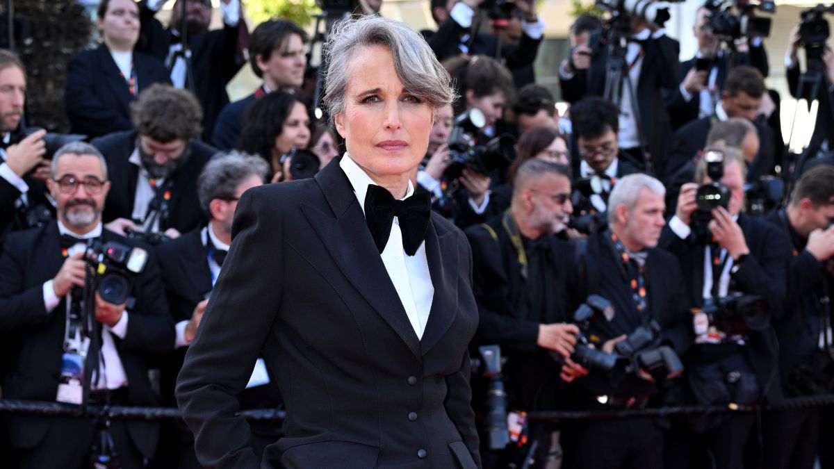 Andie MacDowell: Την ώρα που οι άλλες «μονομαχούν» για την πιο θεαματική ουρά, εκείνη σάρωσε με κοστούμι στις Κάννες 1