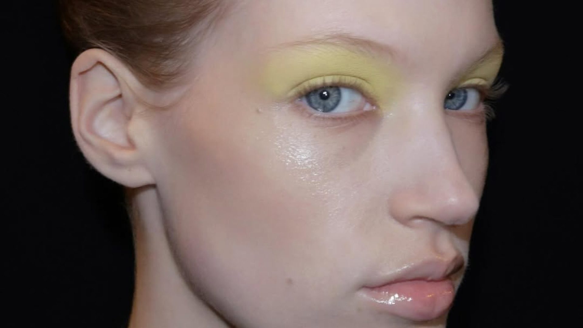 Butter yellow: Μετά τα νύχια και τα ρούχα, «σαρώνει» και στο μακιγιάζ 1