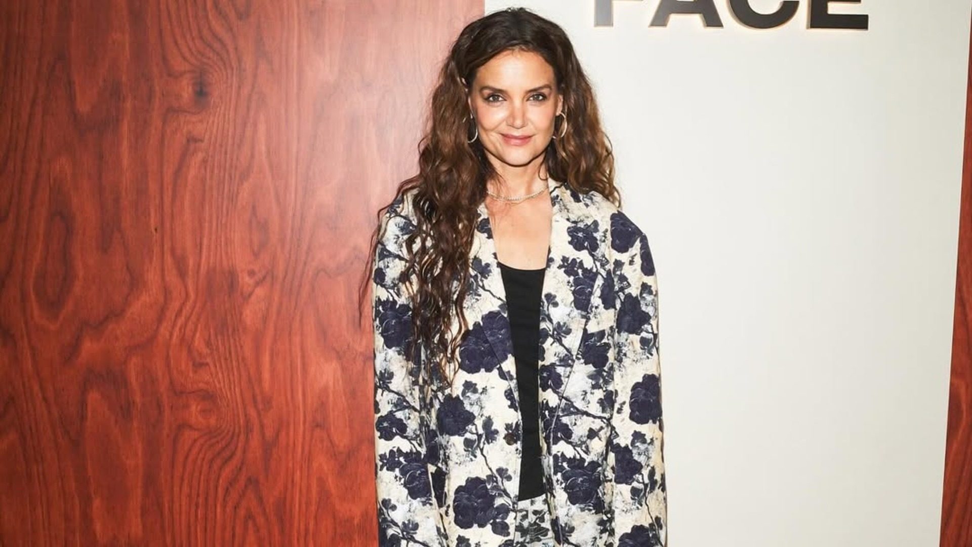 Τα boho waves της Katie Holmes «φωνάζουν» διακοπές 1