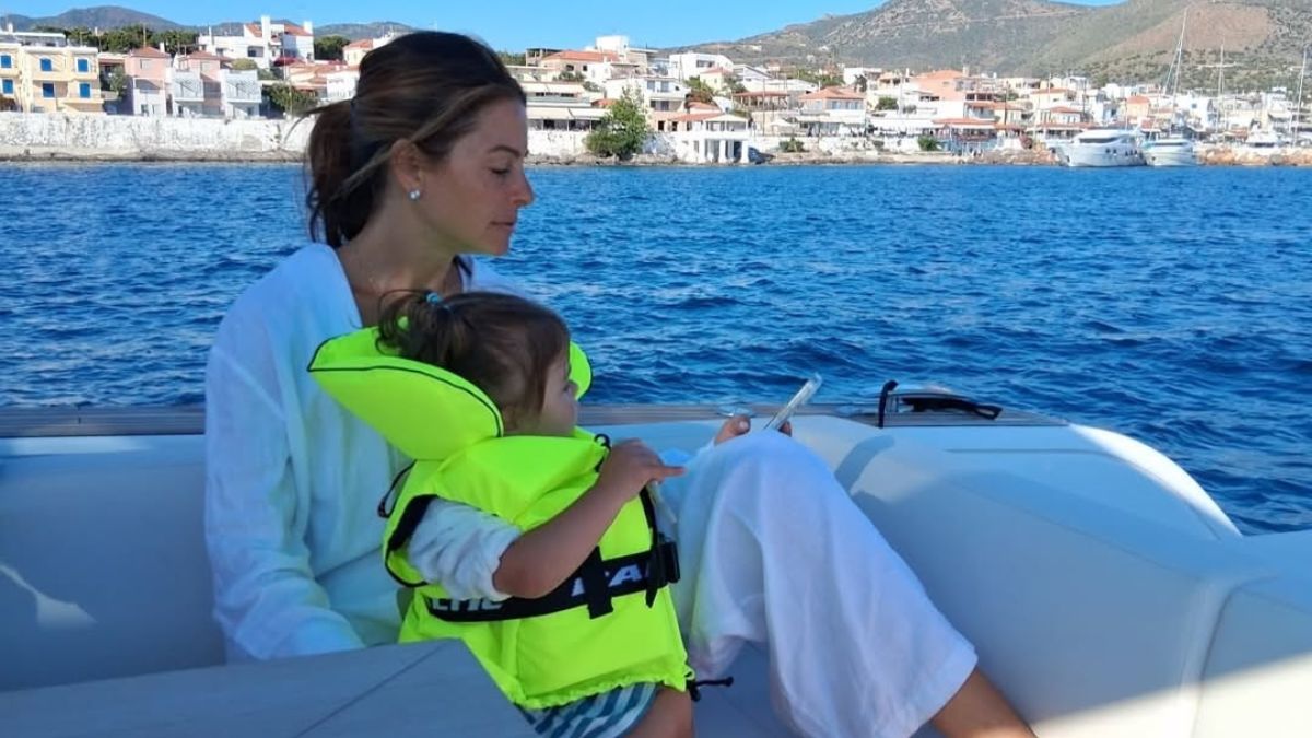 Μαρία Μενούνος: Οικογενειακή βόλτα με σκάφος στην Ελλάδα με την κόρη της Αθηνά και τους κουμπάρους της 1