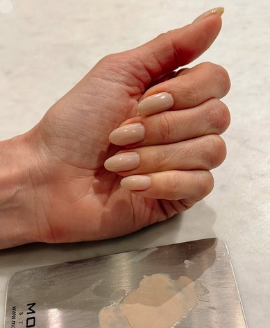 H Alessandra Ambrosio με το πιο κομψό mani στις Κάννες που θα σας εμπνεύσει 3