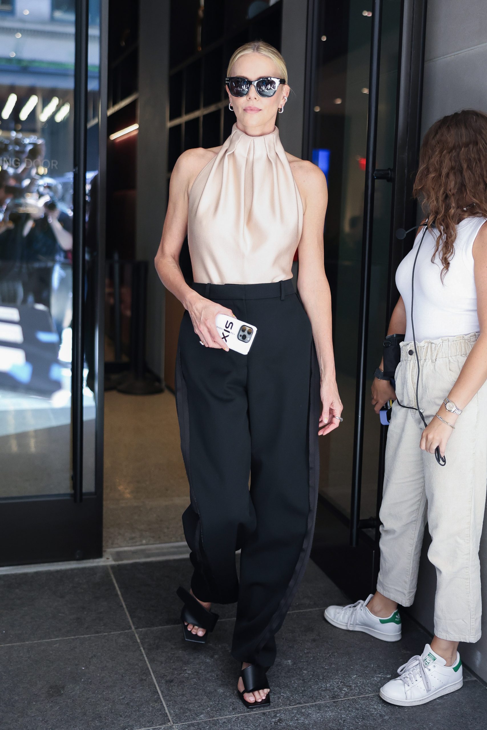 Charlize Theron: Έδωσε τον ορισμό της σύγχρονης κομψότητας μέσα από 3 εκπληκτικά look 2