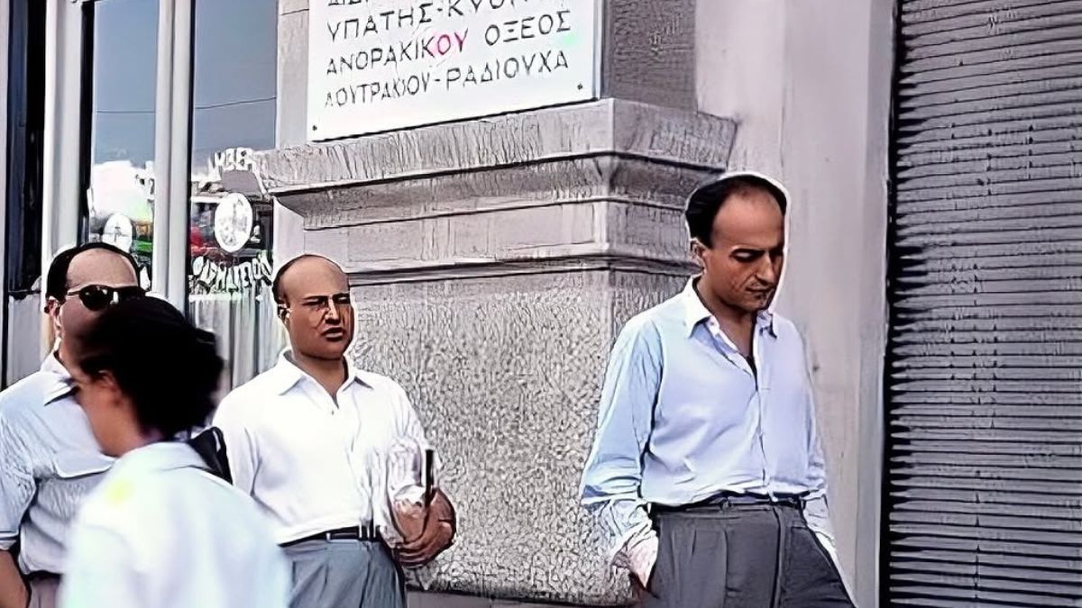 Ο φακός συλλαμβάνει τον Νίκο Γκάτσο και τον Οδυσσέα Ελύτη στην Πανεπιστημίου το 1951 1