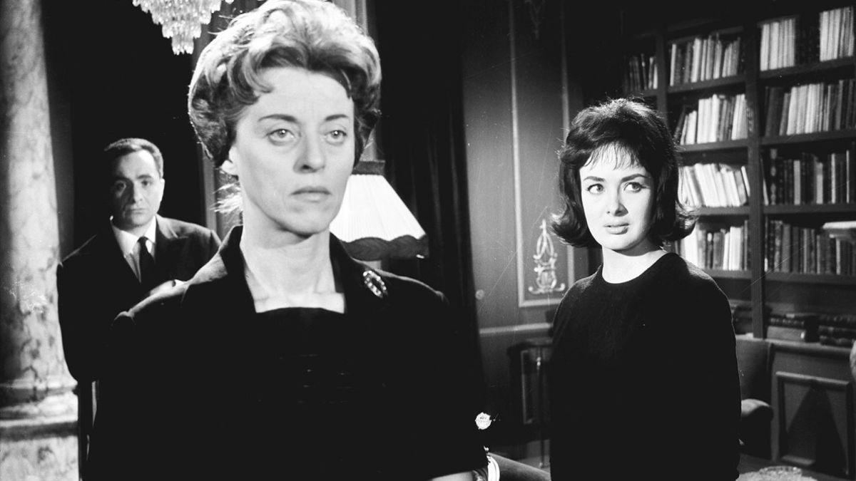 Τασσώ Καββαδία: Η αιώνια «κακιά» του ελληνικού κινηματογράφου με μαγιό στην παραλία 1