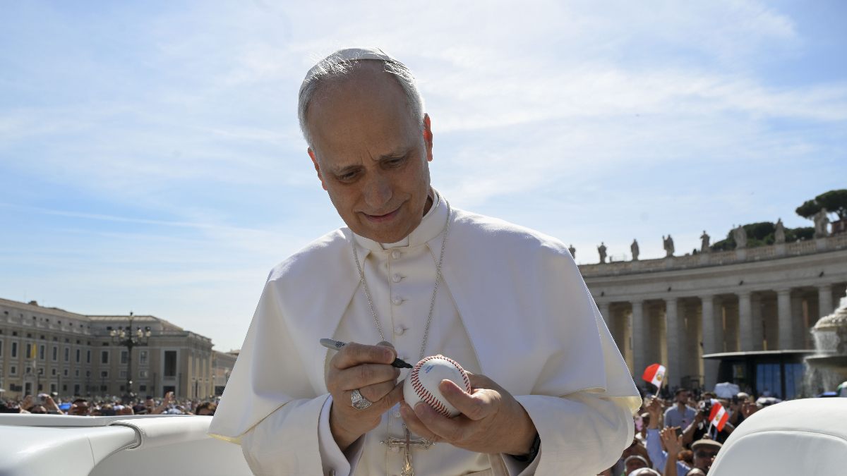 Ο Πάπας Λέων ποζάρει φορώντας καπέλο baseball από το πανεπιστήμιο όπου είχε αποφοιτήσει 1