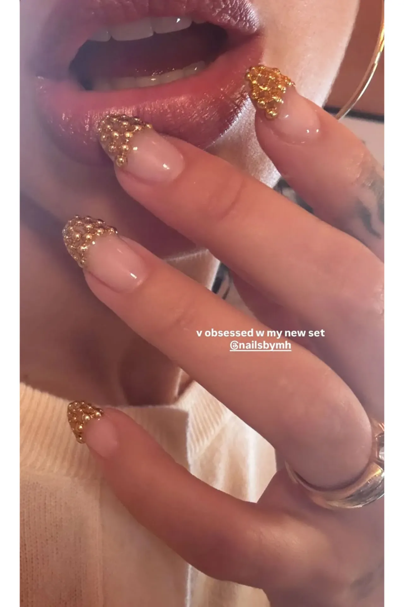 Το… άγγιγμα του Μίδα στο νέο μανικιούρ της Dua Lipa 2