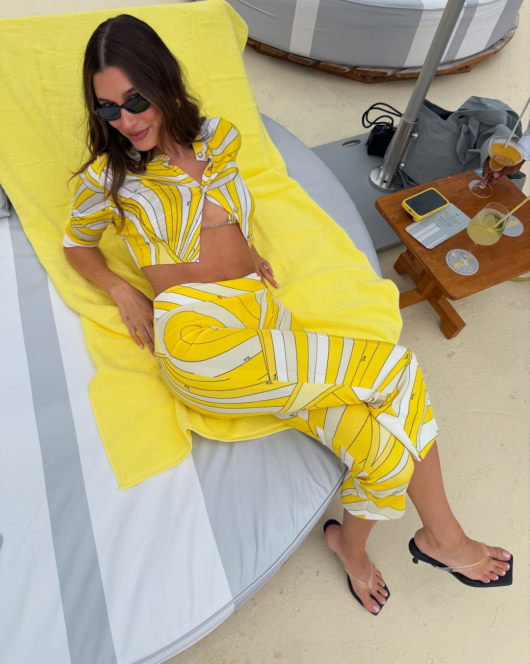 Το comeback των διάφανων τακουνιών: Το shoe trend που αξίζει να δοκιμάσετε φέτος το καλοκαίρι 2