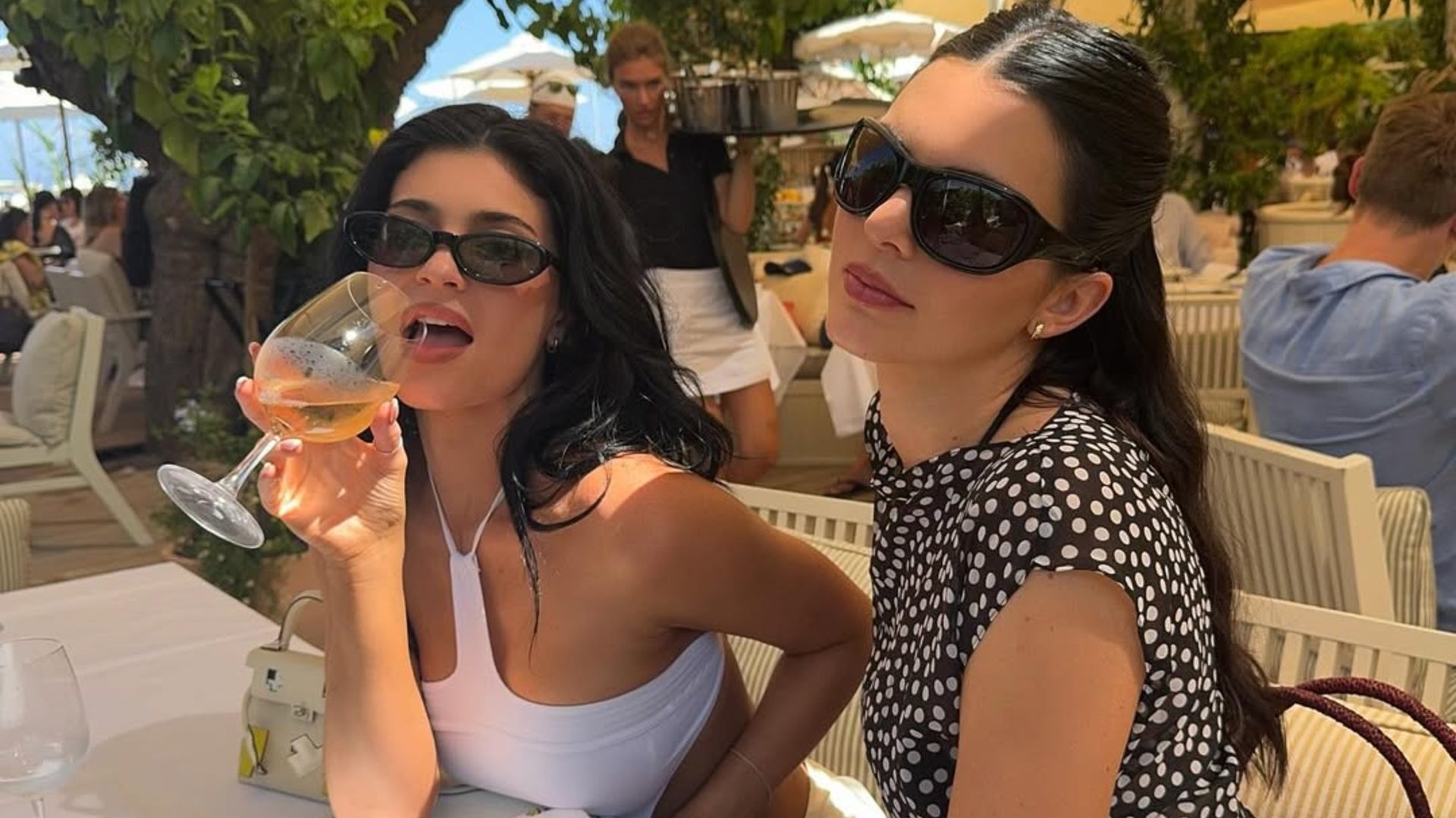 Kendall & Kylie Jenner έκαναν το ίδιο γαλλικό μανικιούρ 1